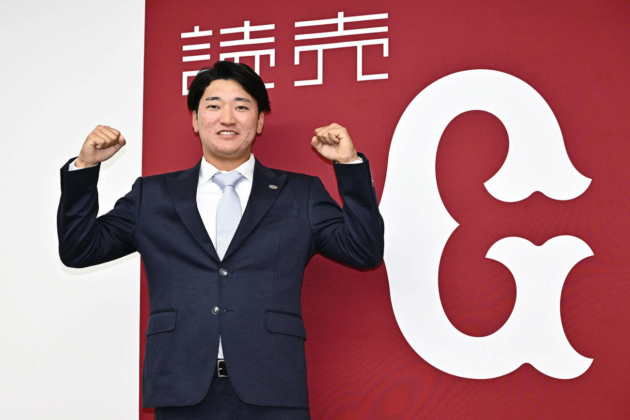 支配下に登録されポーズを決める巨人笹原（撮影・滝沢徹郎）