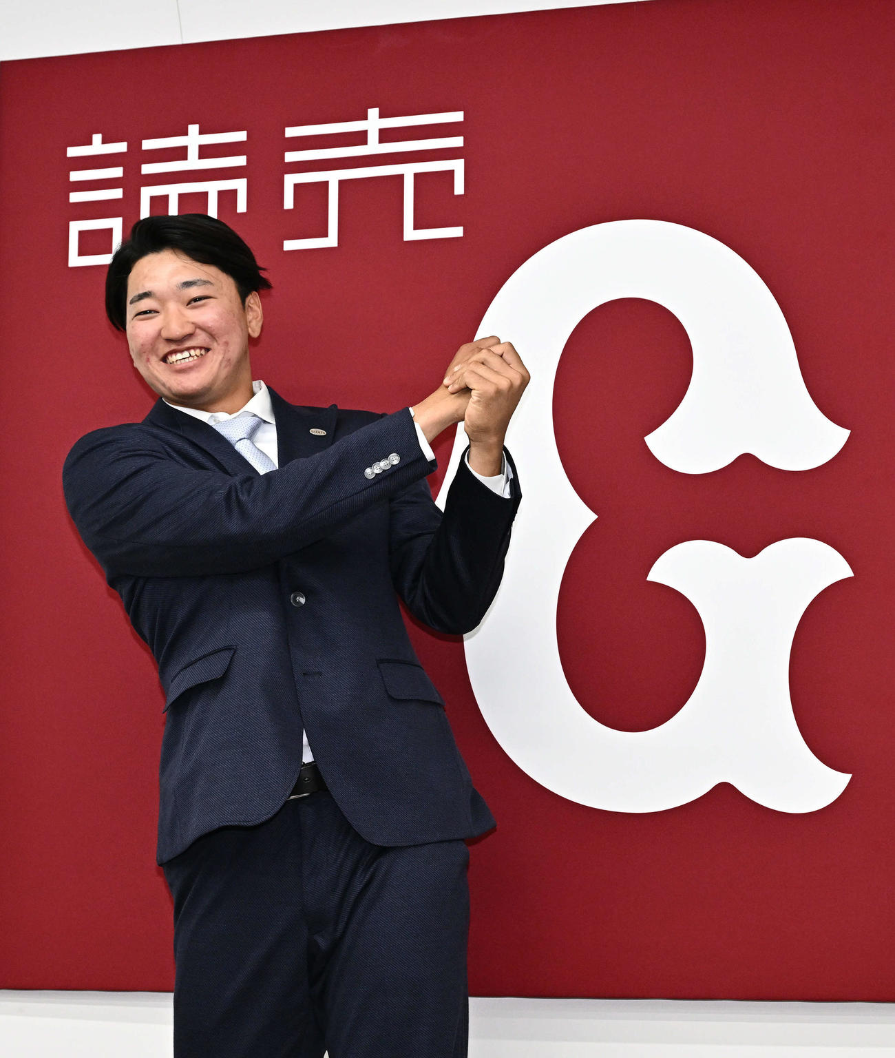 支配下に登録されシャドーバッティングする巨人笹原（撮影・滝沢徹郎）