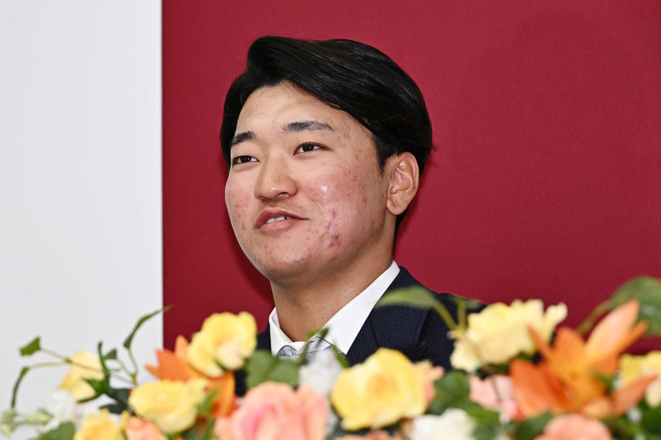 支配下に登録され会見する巨人笹原（撮影・滝沢徹郎）