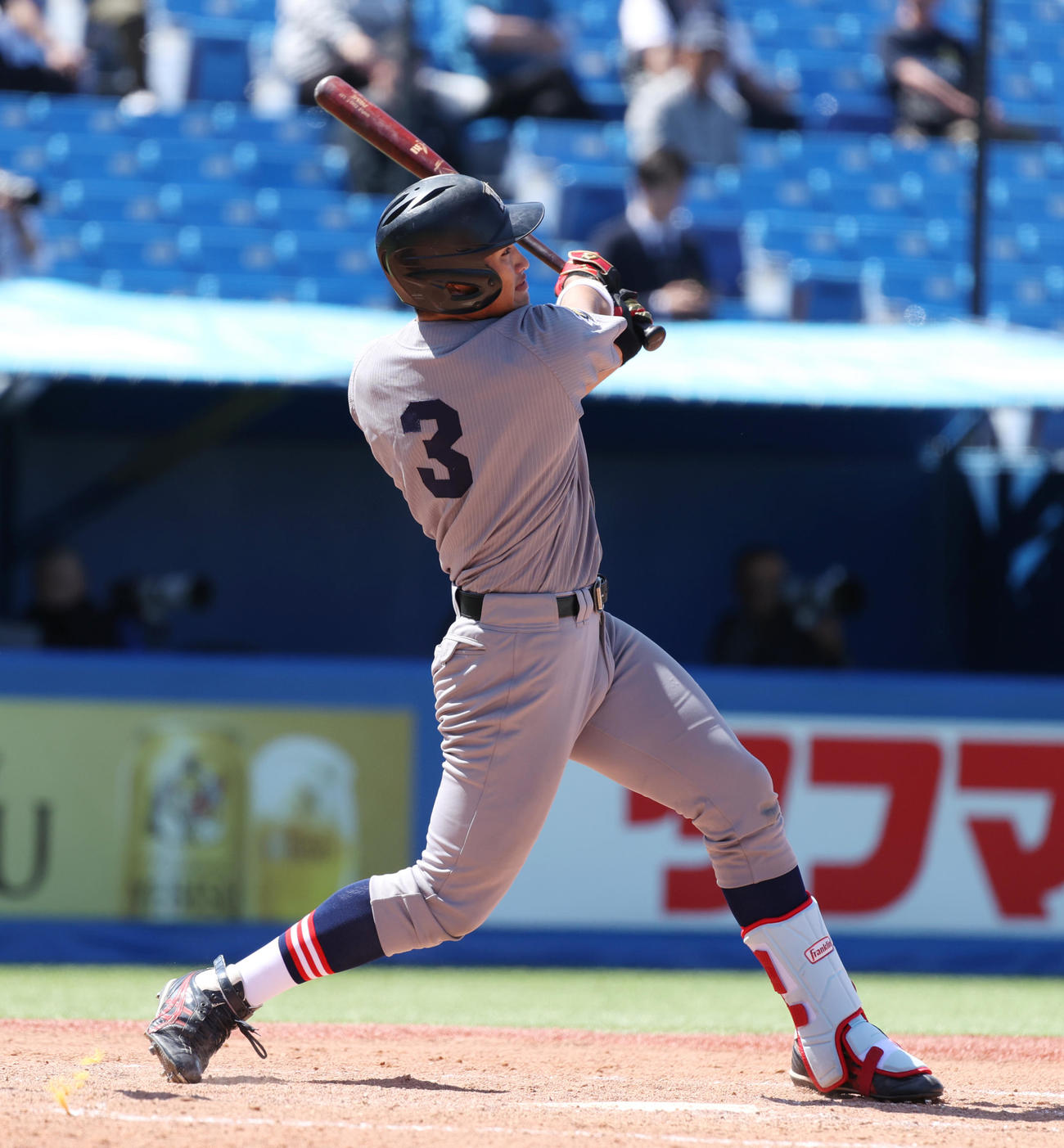 立大対慶大　9回裏慶大無死、常松は中越えに本塁打を放つ（撮影・柴田隆二）