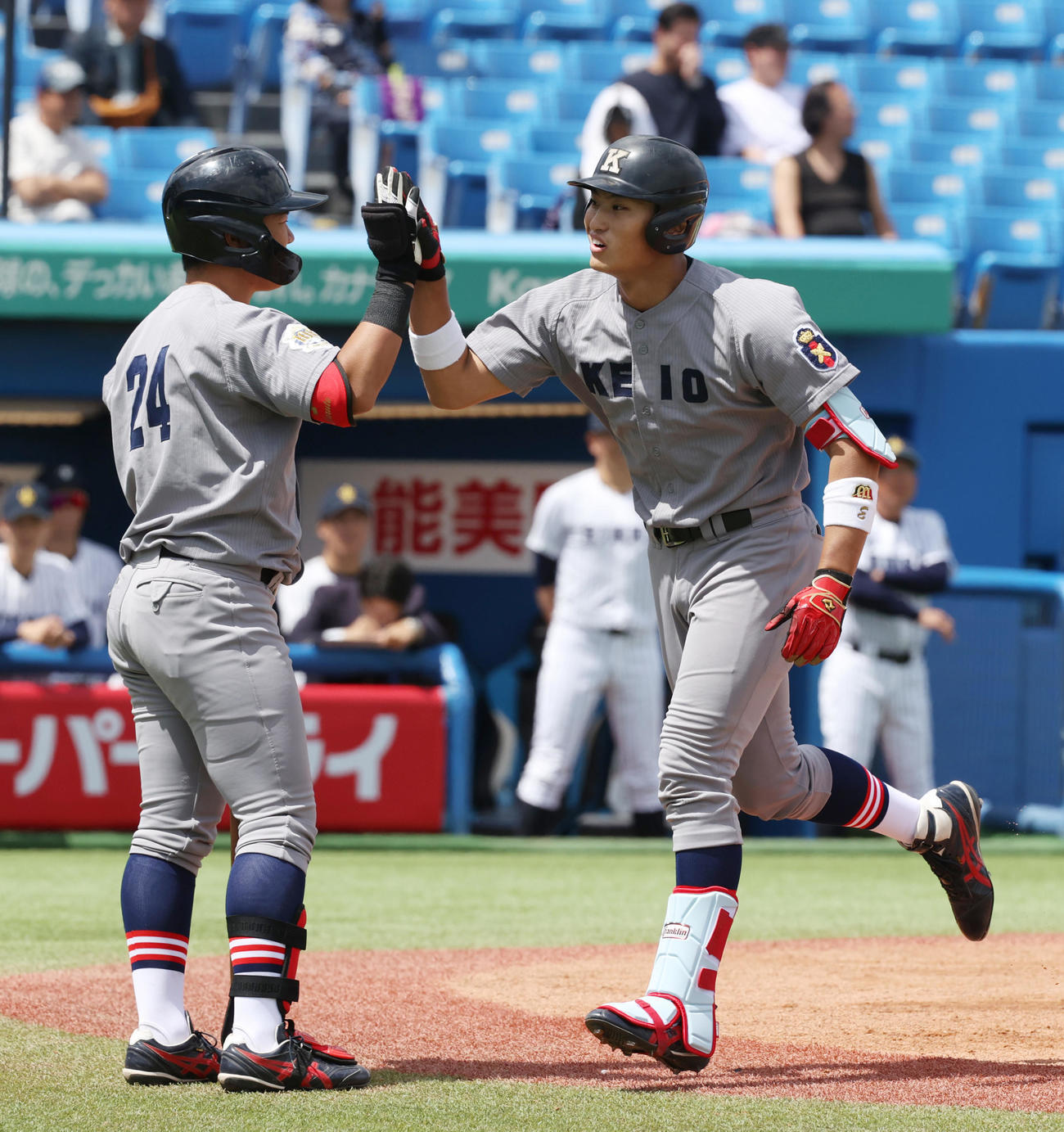 立大対慶大　1回裏慶大2死、常松（右）は左越えに本塁打を放ち中塚とハイタッチする（撮影・柴田隆二）