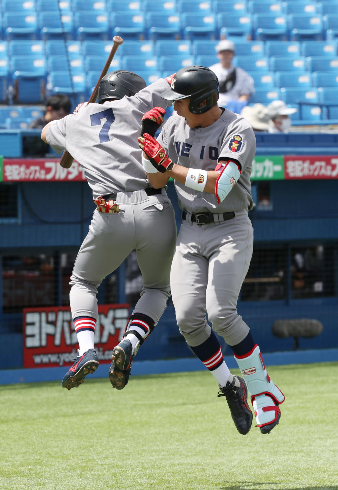立大対慶大　1回裏慶大2死、常松（右）は左越えに本塁打を放ち中塚とジャンプする（撮影・柴田隆二）