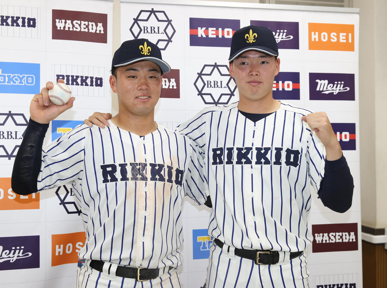 立大対慶大　本塁打のボールを持つ立大・西川（左）と先発の小畠はガッツポーズする（撮影・柴田隆二）