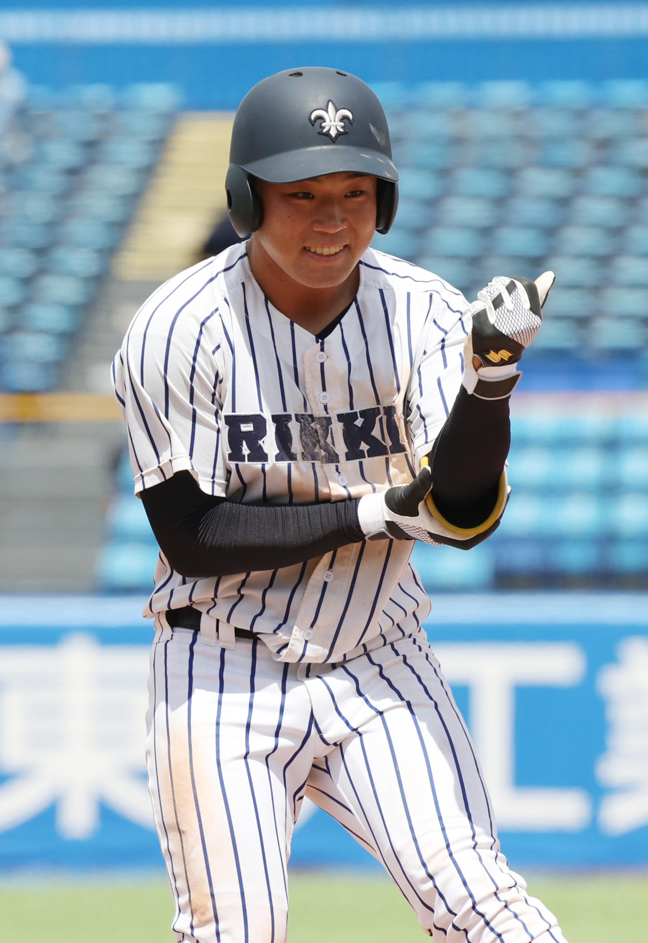 立大対慶大　2回表立大2死一、三塁、西川は左前に適時打を放ち笑顔を見せる（撮影・柴田隆二）