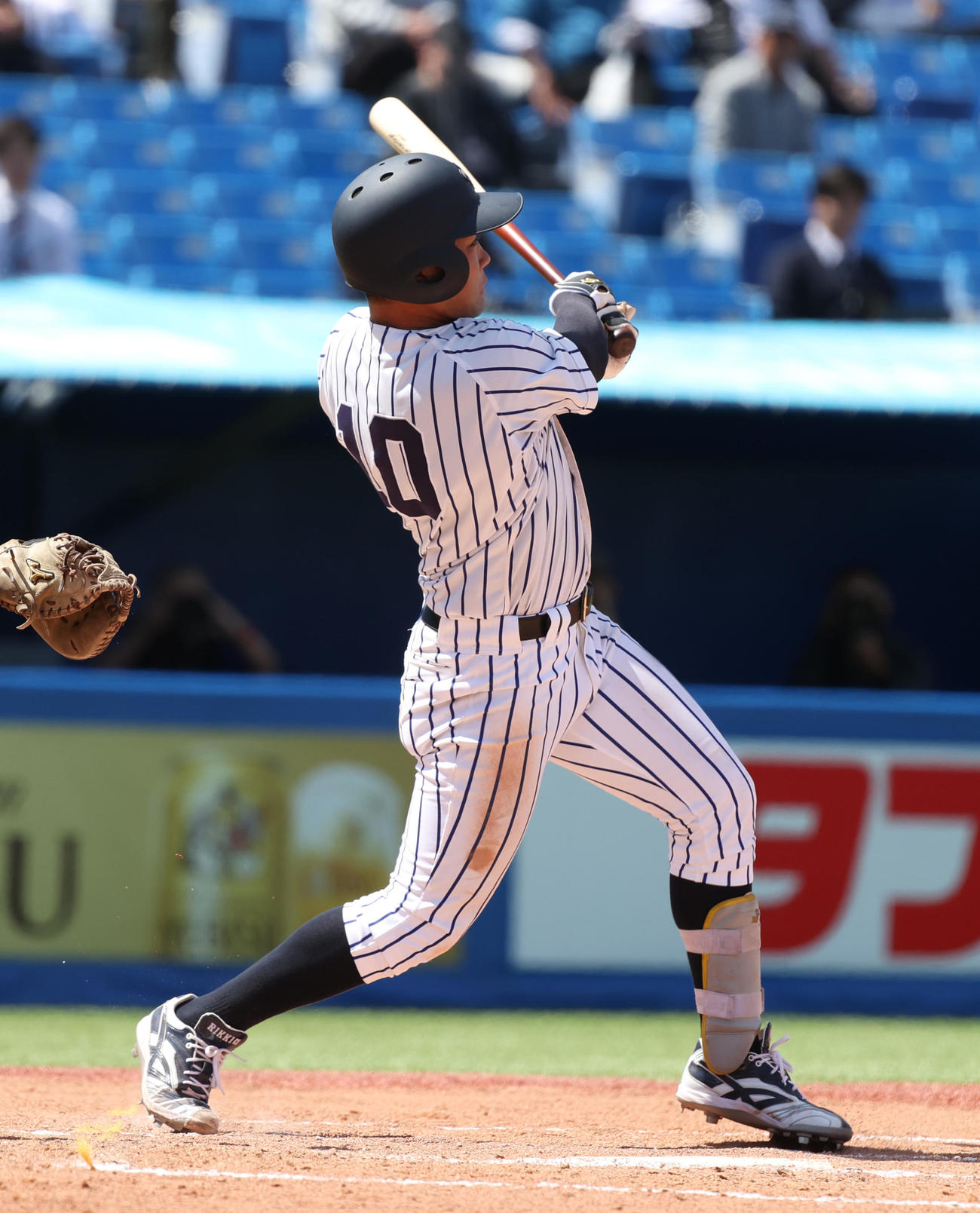 立大対慶大　7回表立大無死、西川は左越えに本塁打を放つ（撮影・柴田隆二）