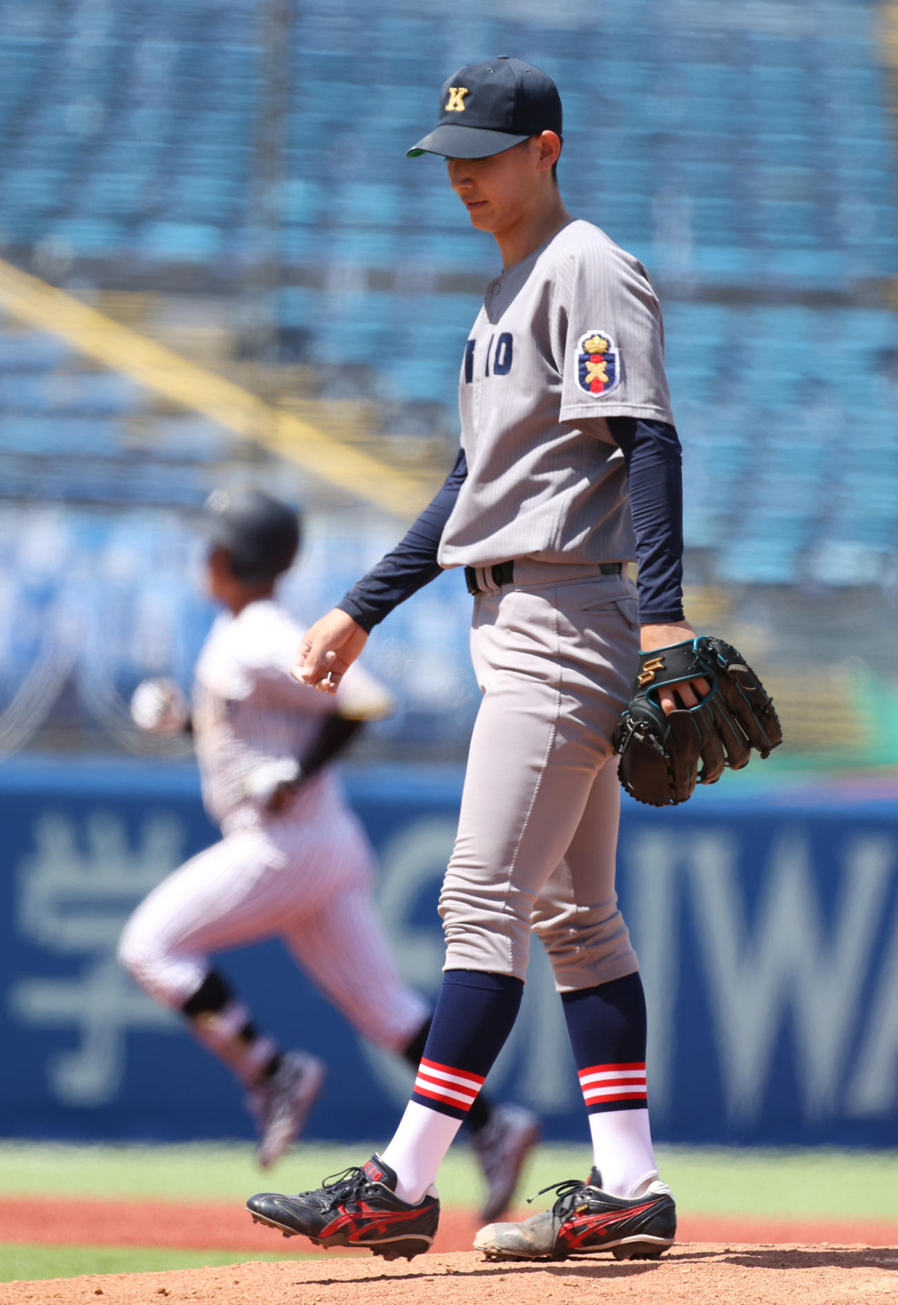 立大対慶大　7回表立大無死、西川に左越えに本塁打を浴びた慶大・沖村（撮影・柴田隆二）
