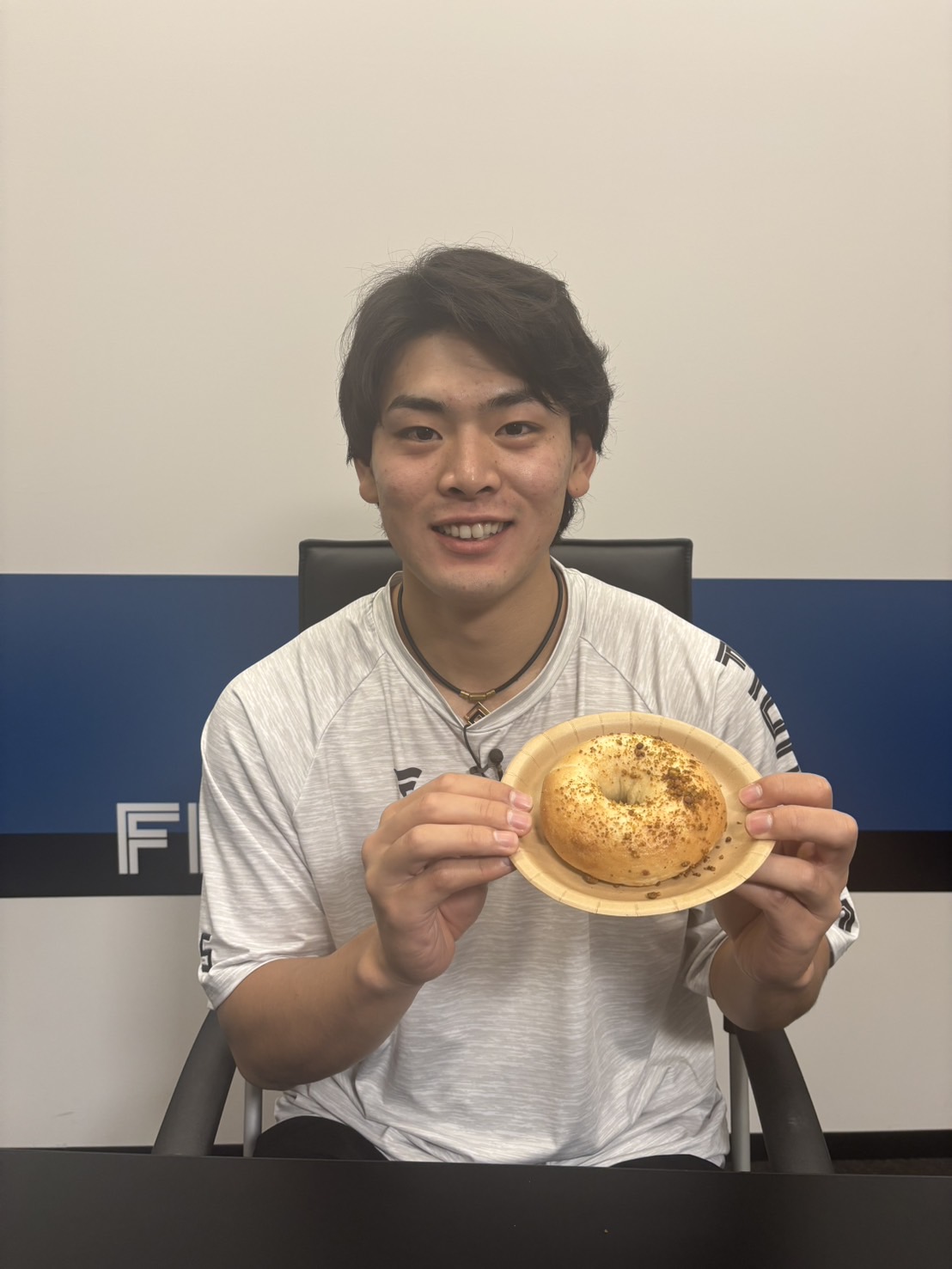 「思わずウマい！とひとりごと…ジェイのピスタチオチョコベーグル」を紹介する日本ハム野村（球団提供）
