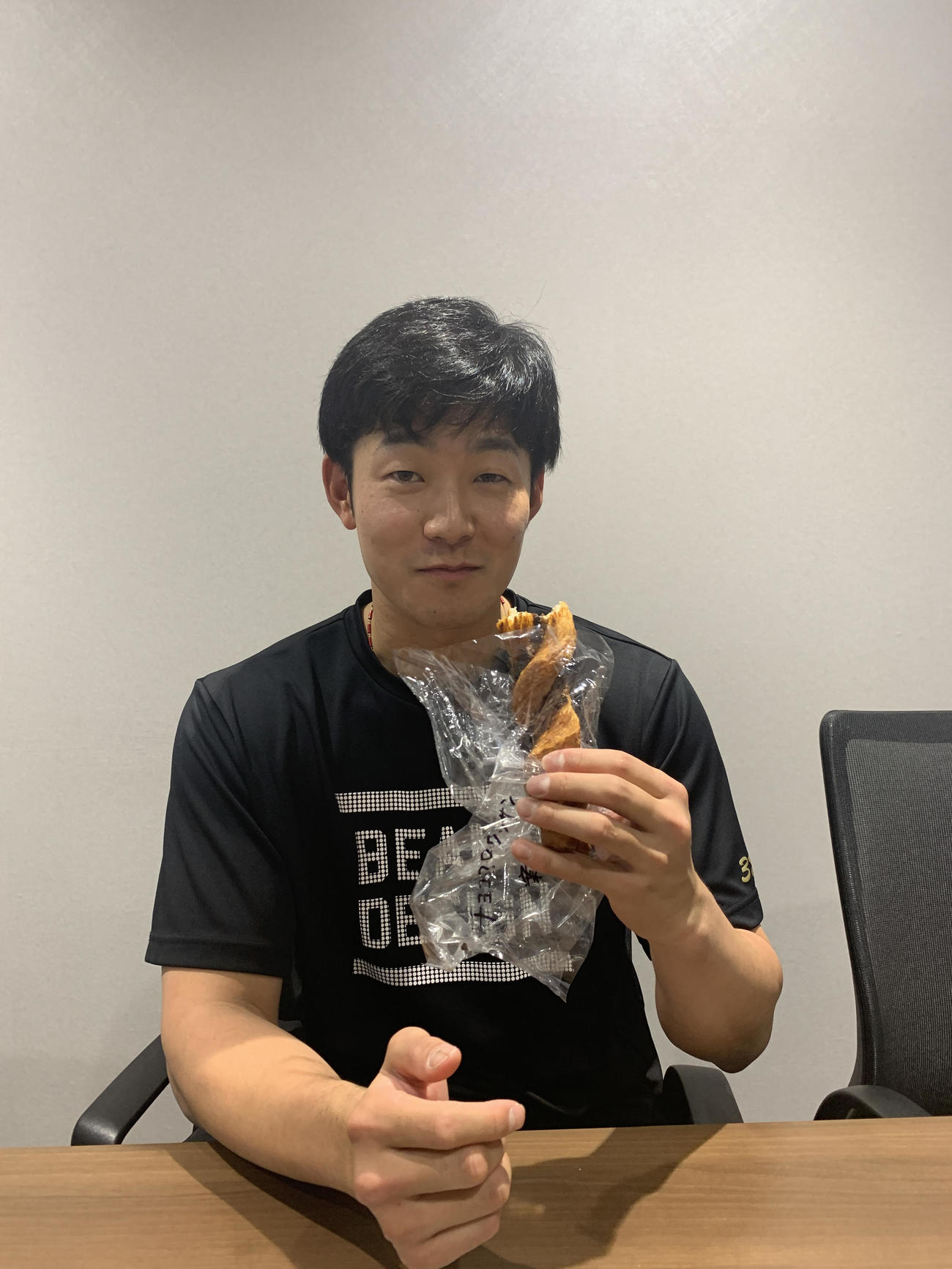 「パン“も”大好き！ピンのスウィーティ・チョコクロワッサン」を紹介する日本ハム石井（球団提供）