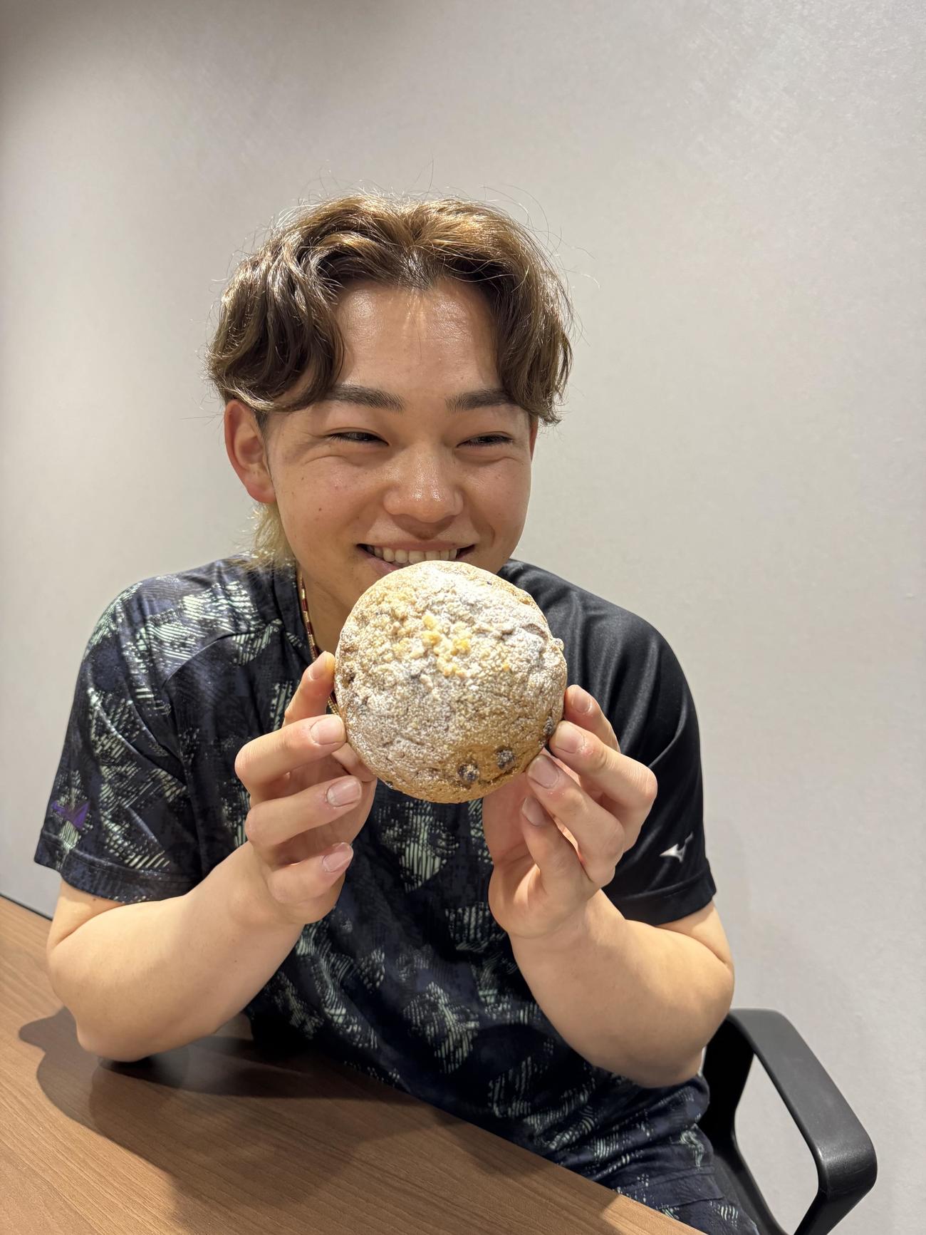 「ユアのメロメロメロンパン」を紹介する日本ハム田宮（球団提供）