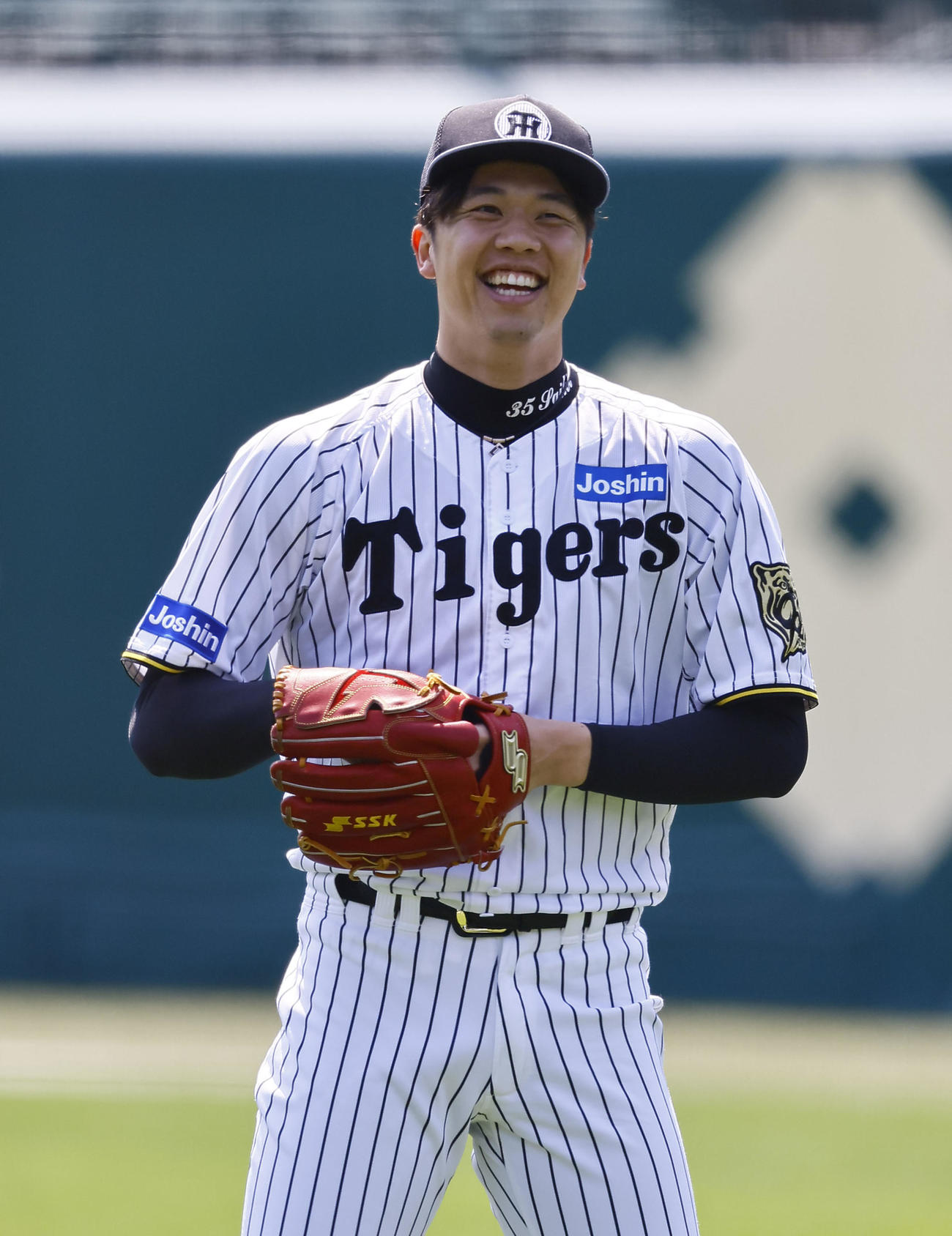 キャッチボールで笑顔を見せる阪神才木（撮影・藤尾明華）