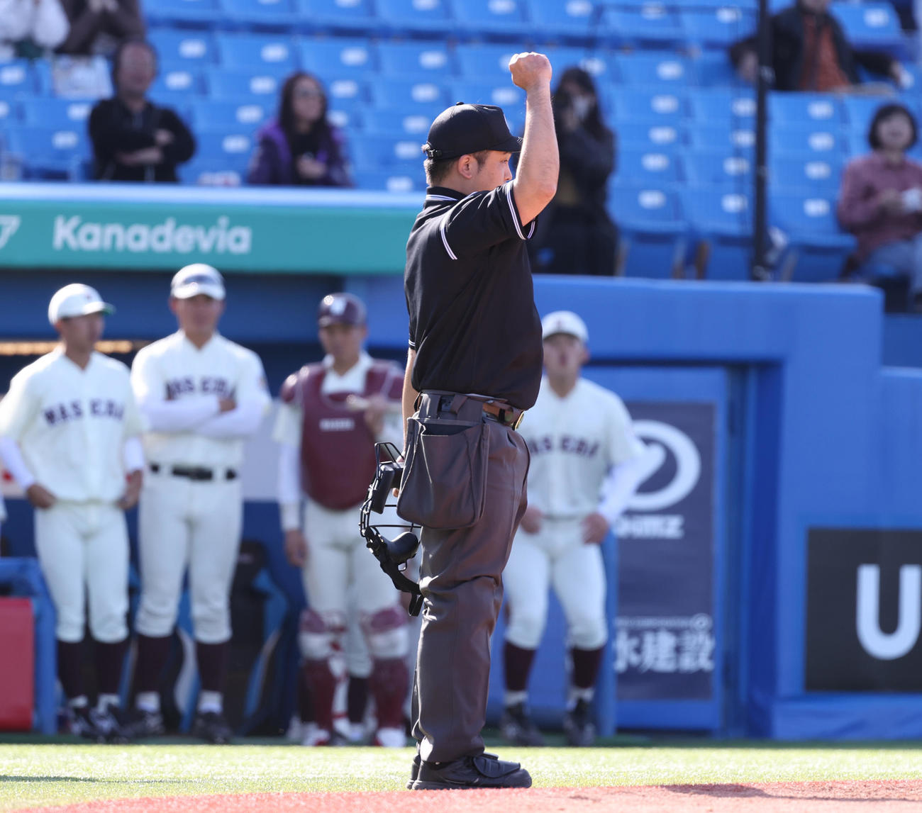 早大対東大　5回表早大無死一、三塁、一塁走者小沢周平の二塁盗塁はビデオ検証で浅田球審がセーフからアウトに判定した（撮影・柴田隆二）
