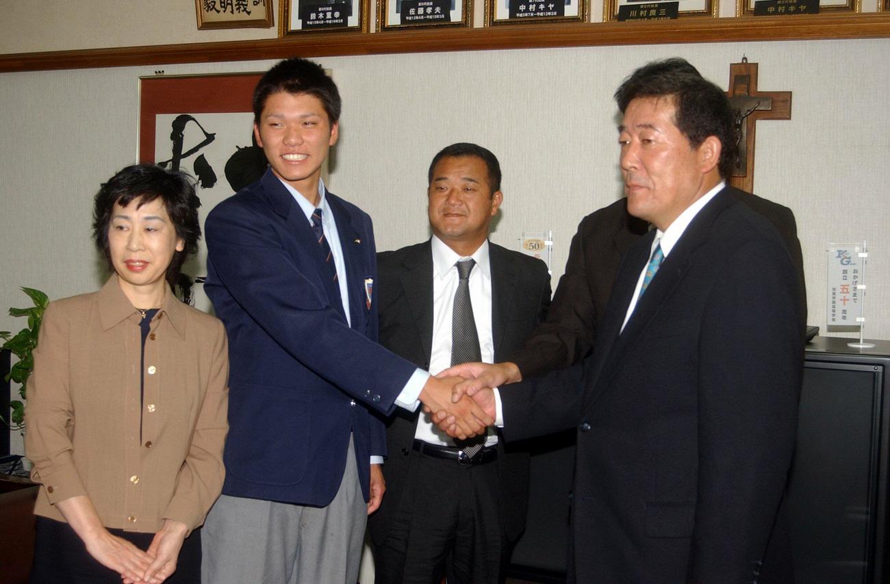 2006年高校生ドラフト巨人指名挨拶　指名あいさつを受け、光星学院・坂本勇人（左から2人目）は巨人・山下哲治スカウト部長（右）らとがっちり握手