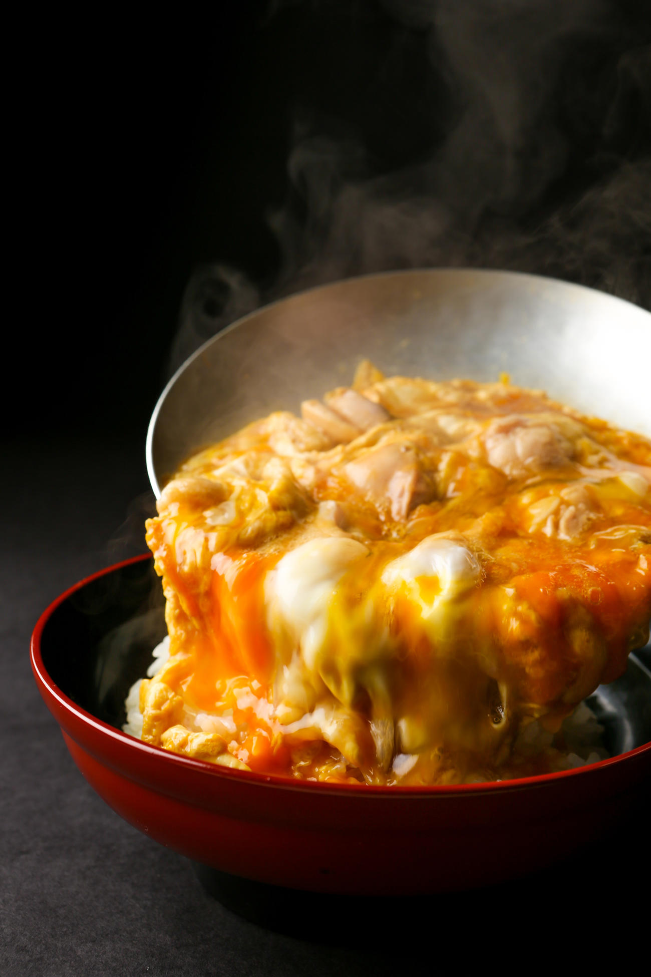 「鳥開総本家」の名古屋コーチンを使用した親子丼（阪神電鉄提供）