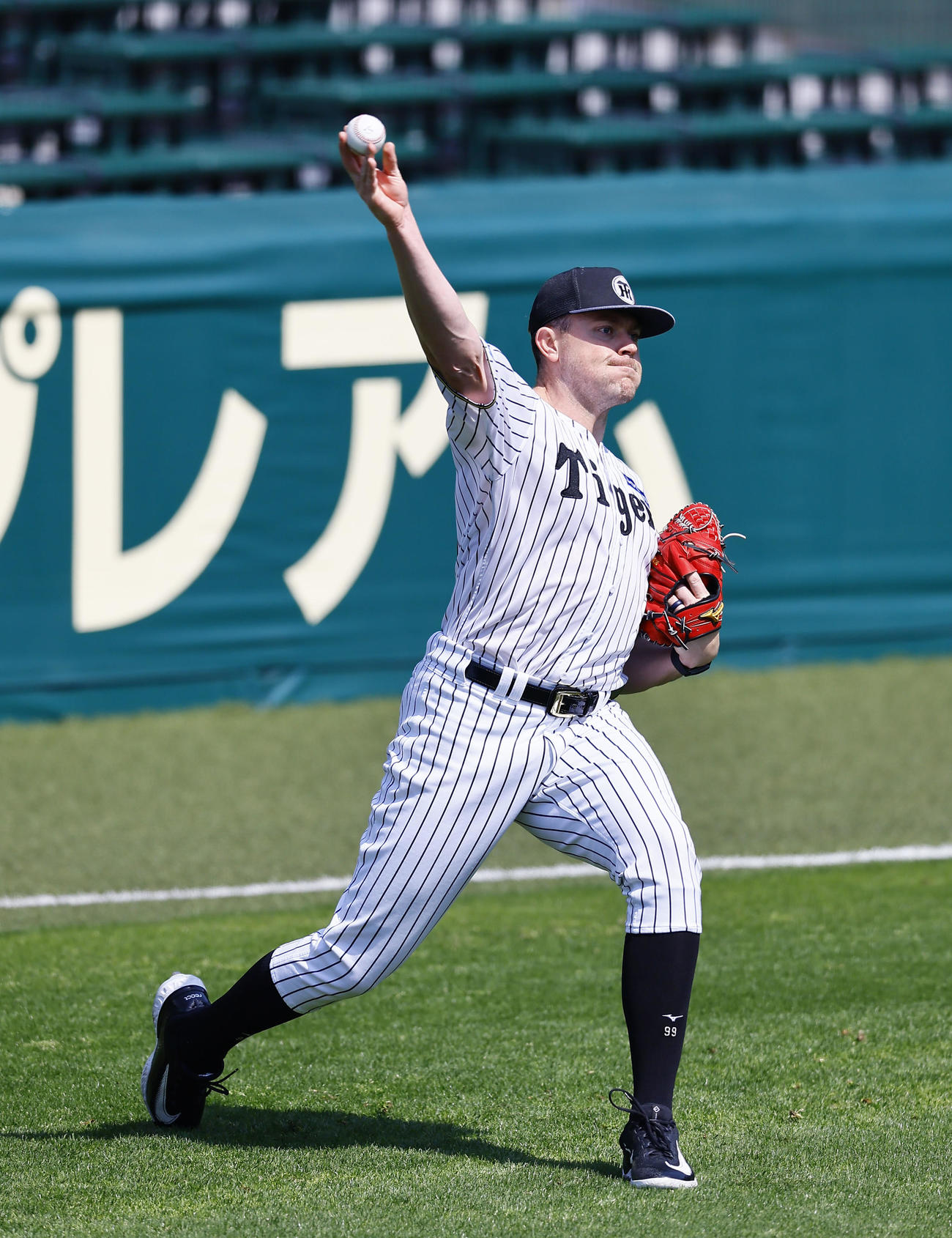 キャッチボールをする阪神ビーズリー（撮影・藤尾明華）