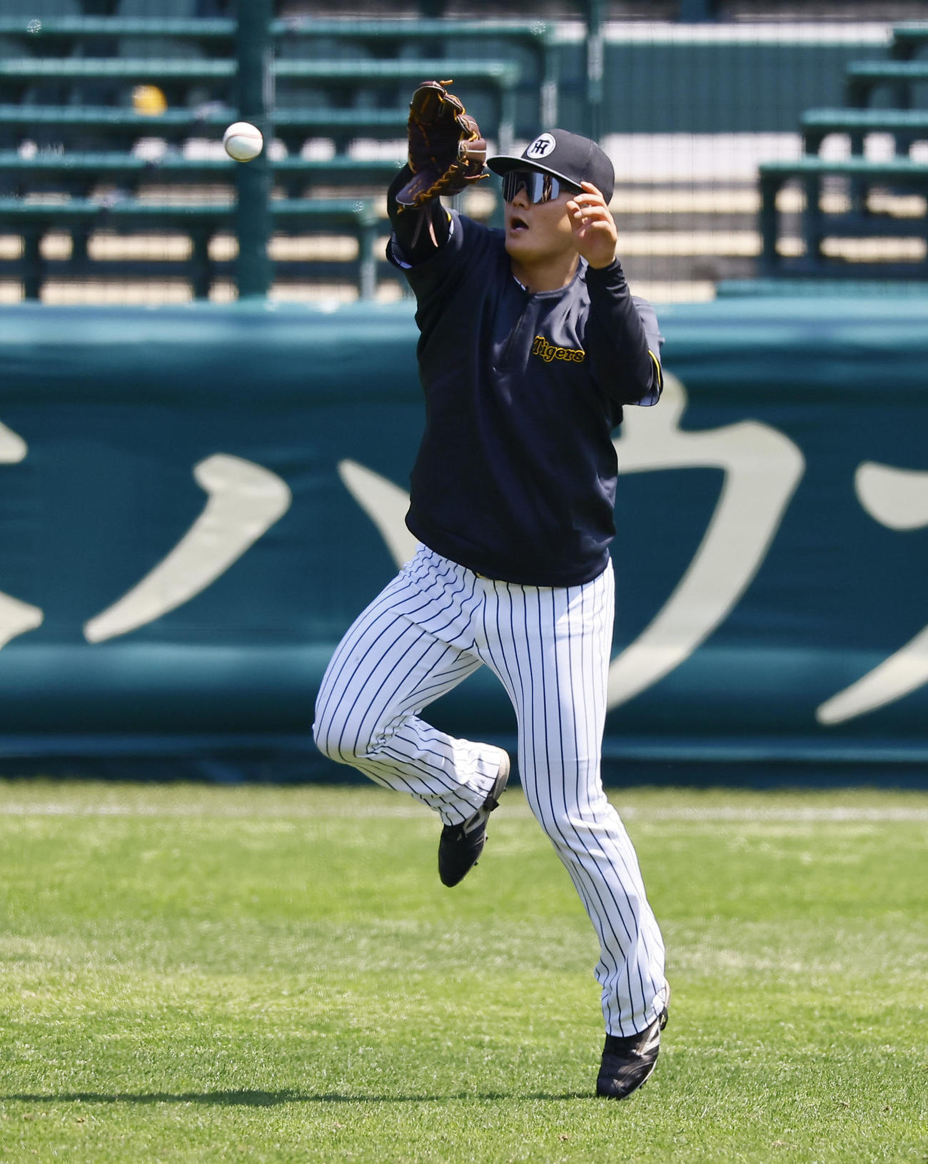 守備練習をする阪神前川（撮影・藤尾明華）