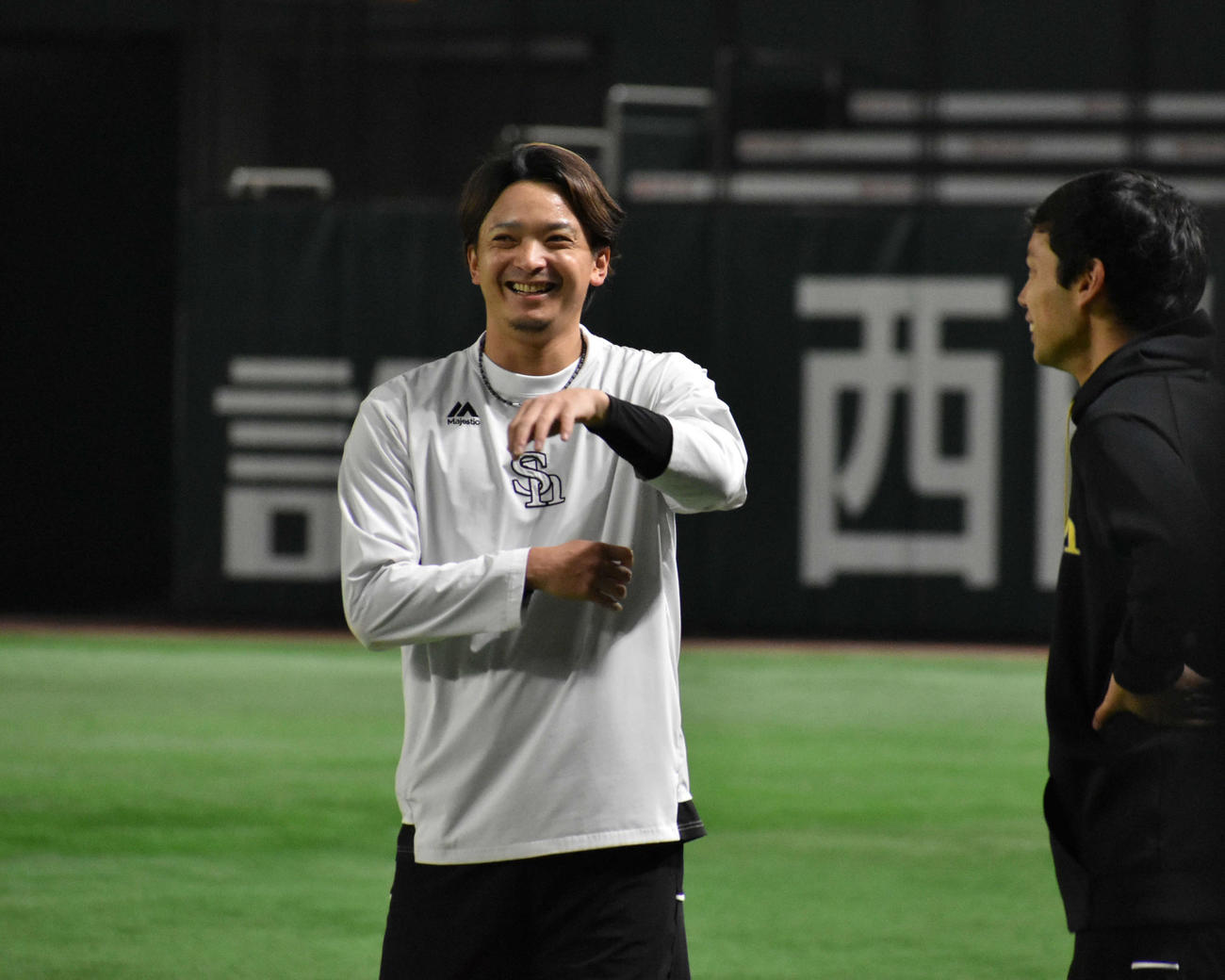 練習中に笑顔を見せる東浜（撮影・只松憲）