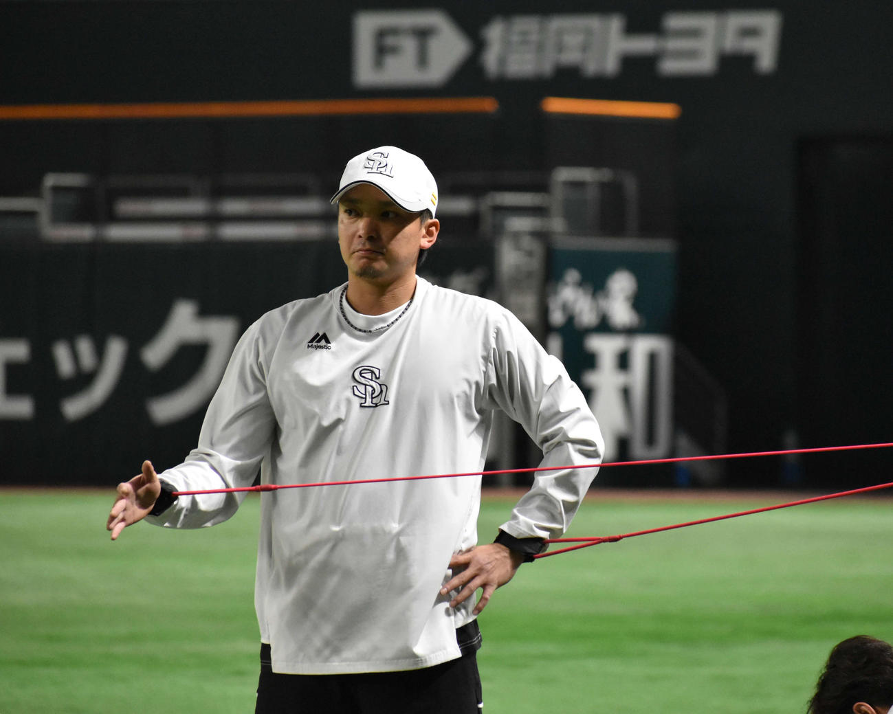 ゴムチューブでトレーニングする東浜（撮影・只松憲）