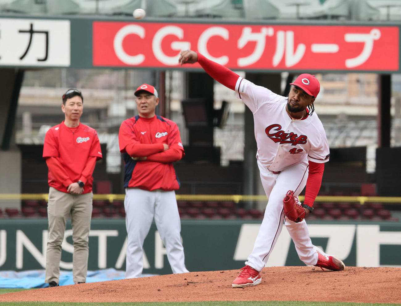 菊地原投手コーチ（左から2人目）が見守る中、マウンドで投球練習するドミンゲス（撮影・加藤孝規）