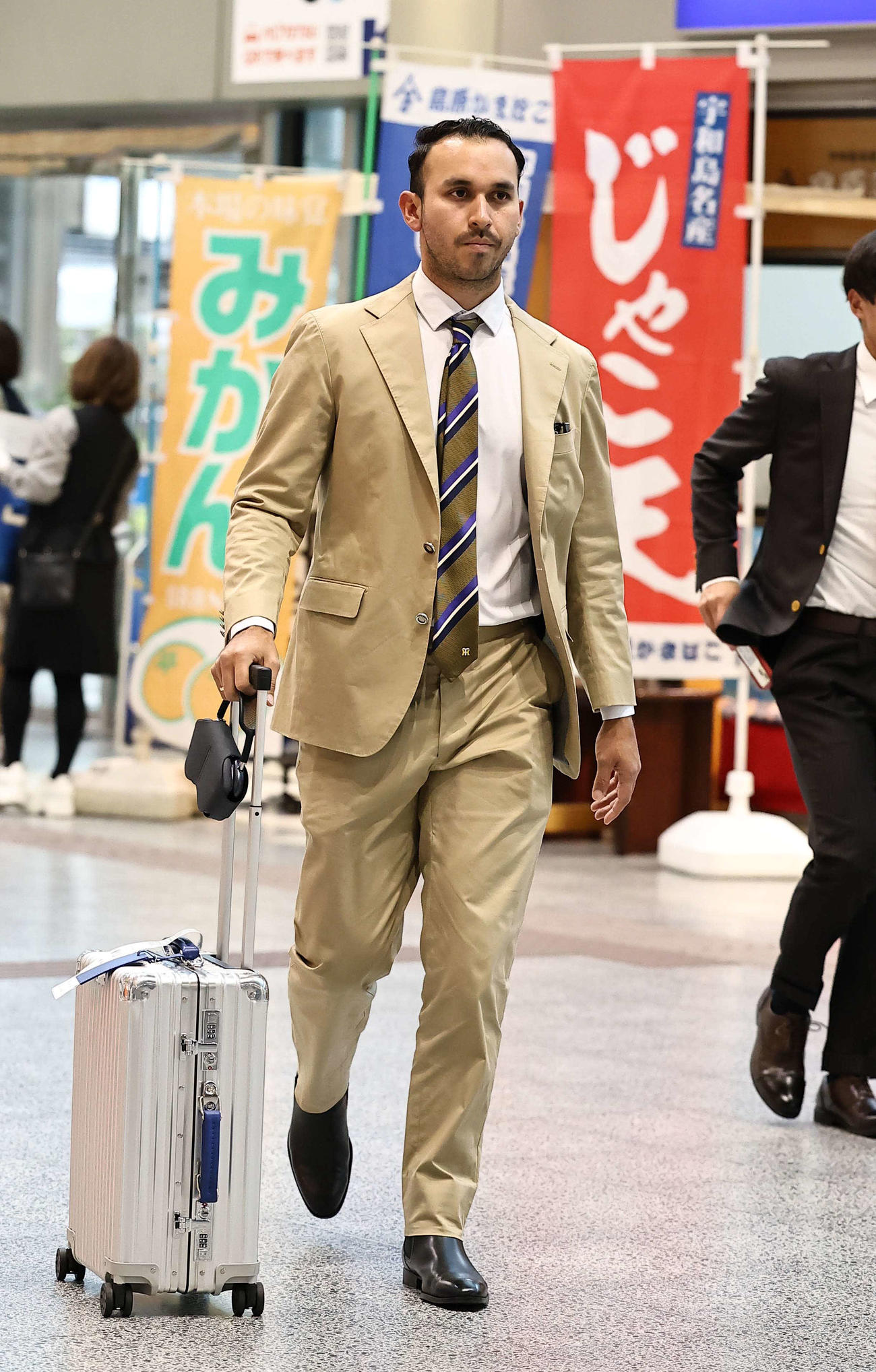 松山空港に到着した阪神ゲラ（撮影・上田博志）