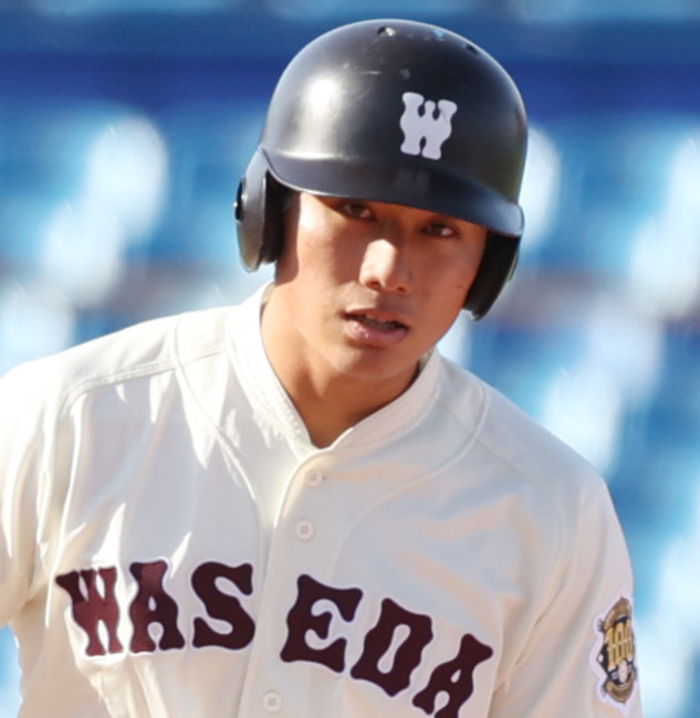 早大対東大　6回表早大無死、代打清宮福太郎は左飛を放つが左翼手の落球で二塁まで行く（撮影・柴田隆二）