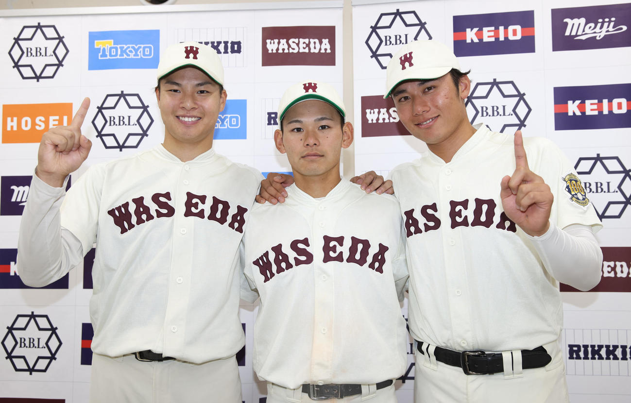 早大対東大　勝ち点を挙げた喜ぶ。左から早大・田和、小沢、清宮（撮影・柴田隆二）