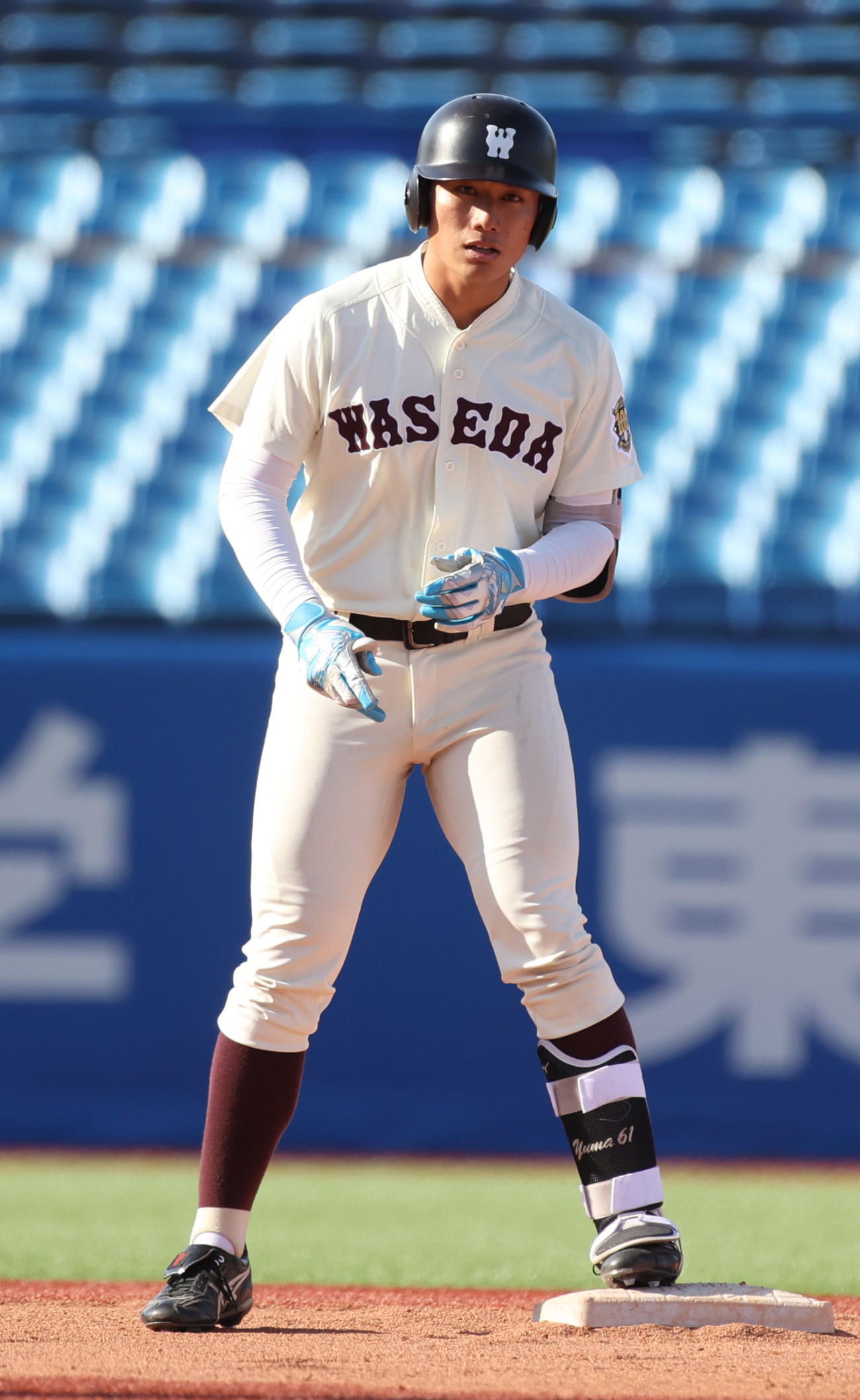 早大対東大　6回表早大無死、代打清宮福太郎は左飛を放つが左翼手の落球で二塁まで行く（撮影・柴田隆二）
