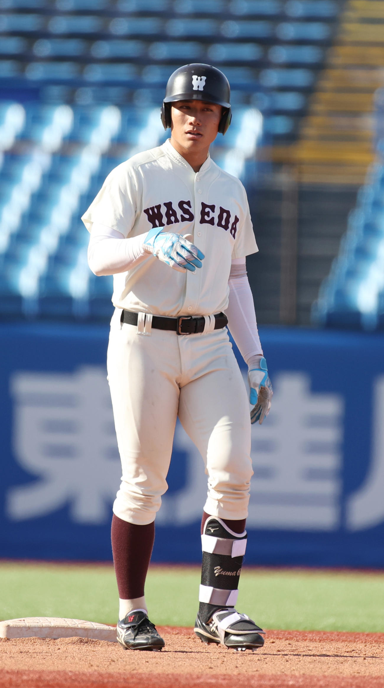 早大対東大　6回表早大無死、代打清宮福太郎は左飛を放つが左翼手の落球で二塁まで行く（撮影・柴田隆二）