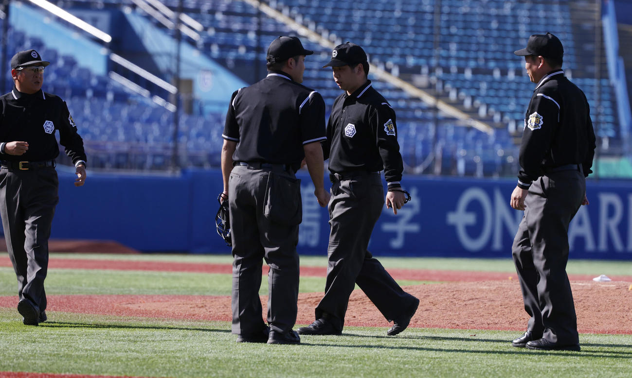 早大対東大　5回表早大無死一、三塁、一塁走者小沢の二塁盗塁で東大・大久監督の要請がありビデオ検証のため審判団が集まる（撮影・柴田隆二）