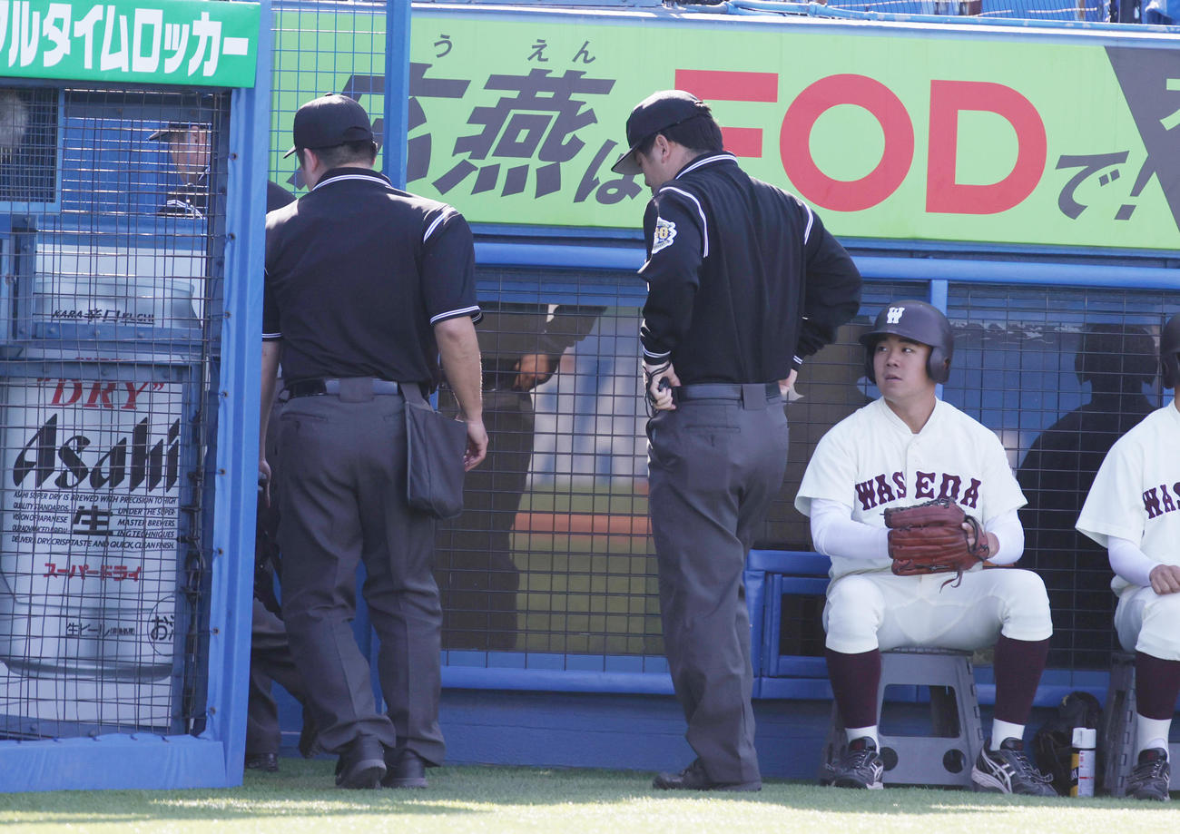 早大対東大　5回表早大無死一、三塁、一塁走者小沢の二塁盗塁でビデオ検証のため審判団が向かう（撮影・柴田隆二）
