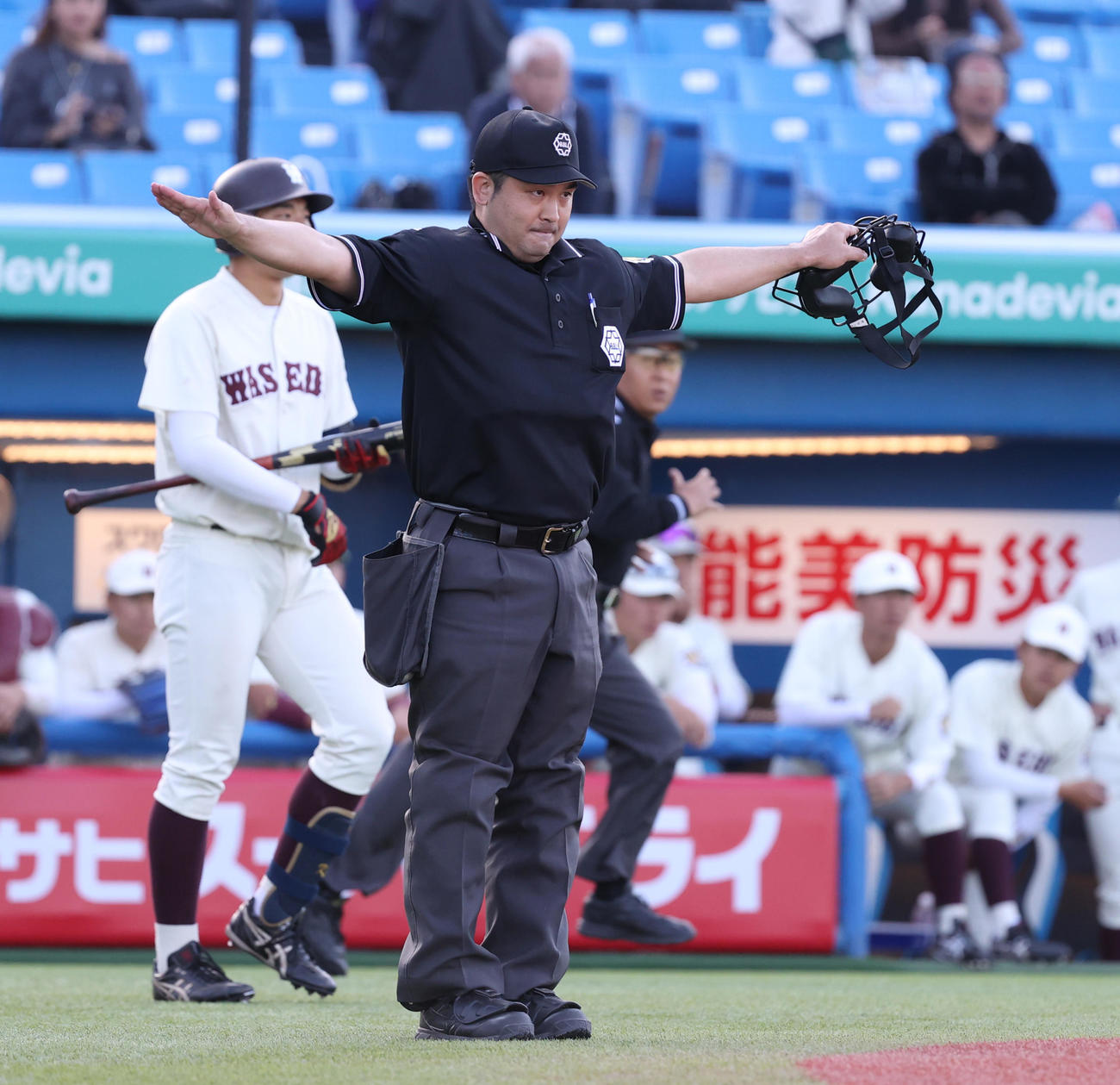 早大対東大　7回にも東大・大久保監督からの要請でビデオ検証になり判定どうりセーフになった（撮影・柴田隆二）