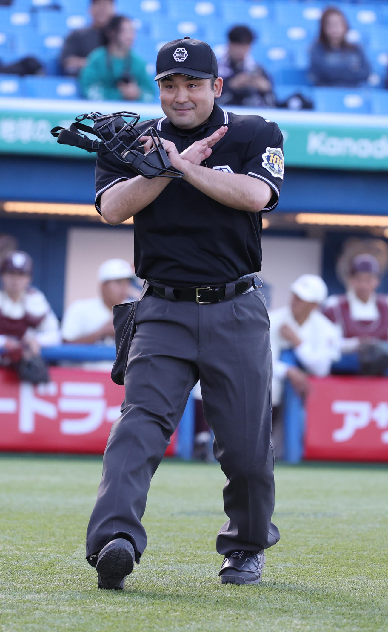 早大対東大　7回のビデオ検証は判定どうりセーフになり、この後の要請は出来ないと浅田球審から通告される（撮影・柴田隆二）