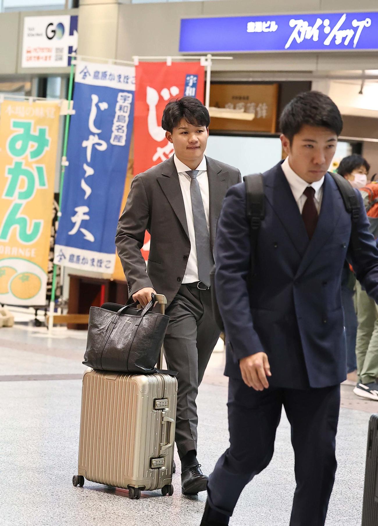 愛媛・松山空港に到着した阪神森下（左）と石井（撮影・上田博志）