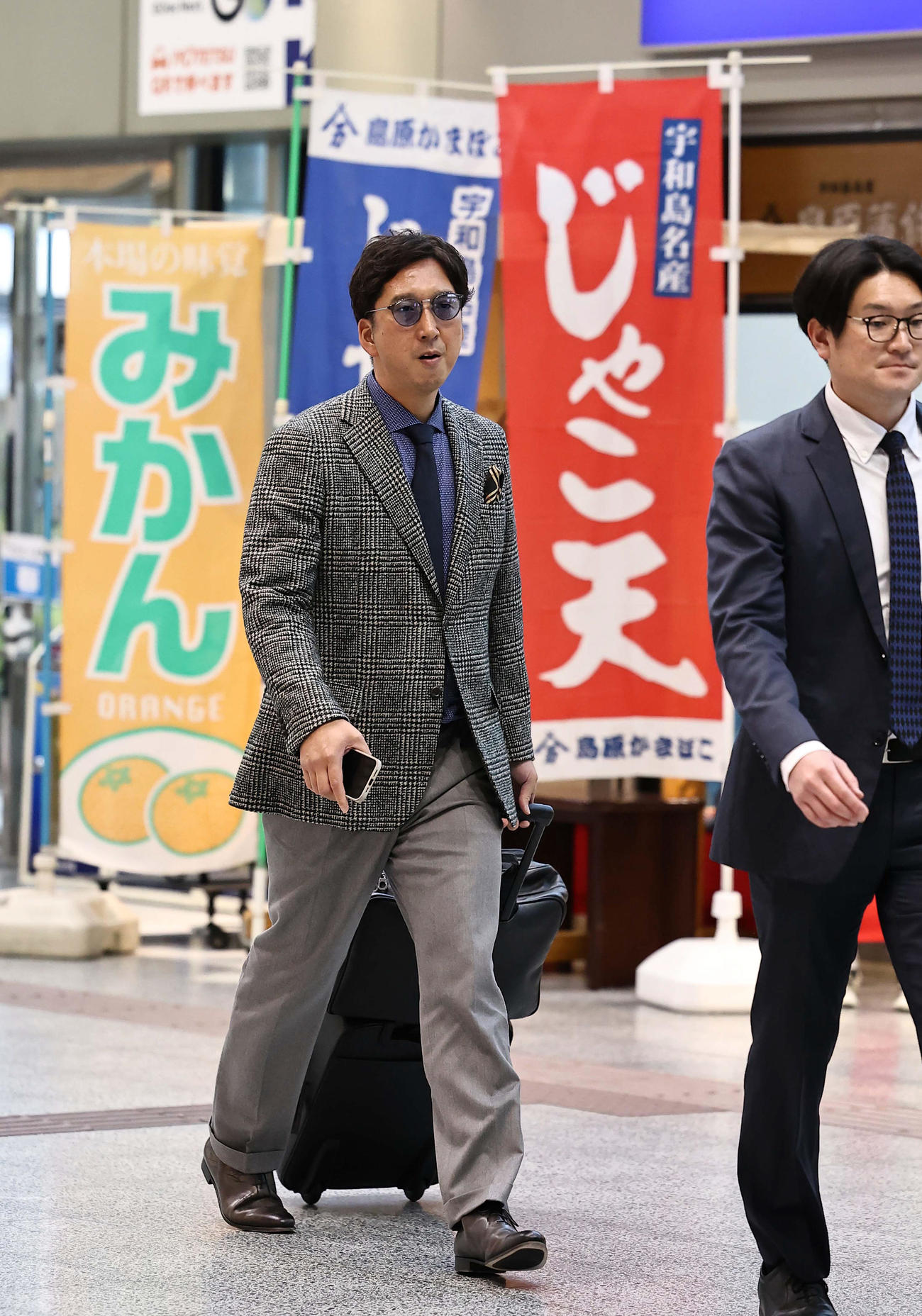 愛媛・松山空港に到着した阪神藤川監督（撮影・上田博志）