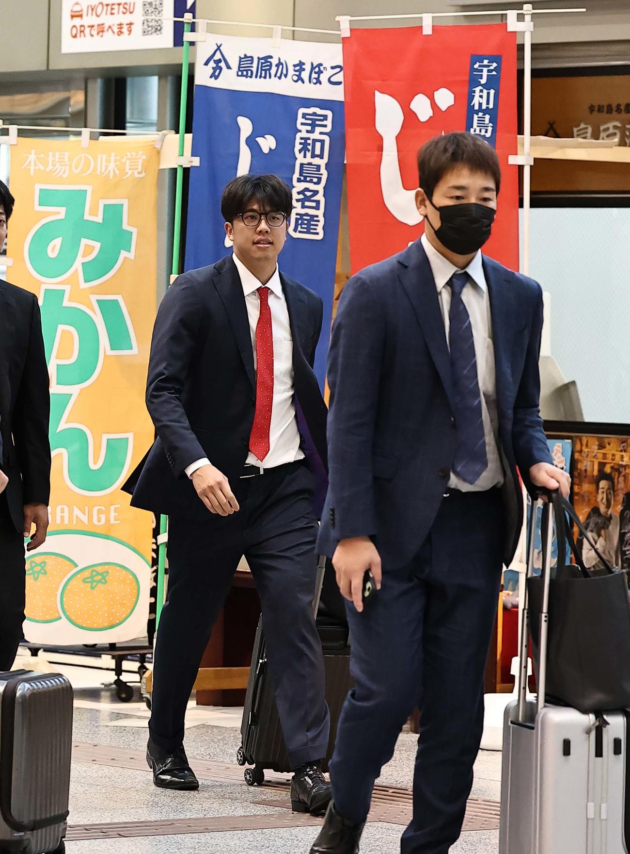 愛媛・松山空港に到着した阪神才木（左）と岩崎（撮影・上田博志）