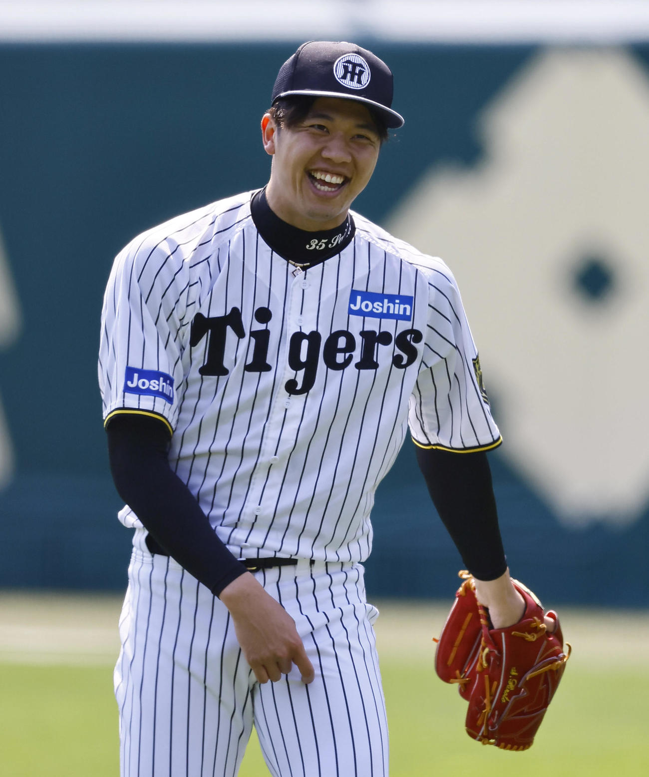 キャッチボールで笑顔を見せる阪神才木（撮影・藤尾明華）
