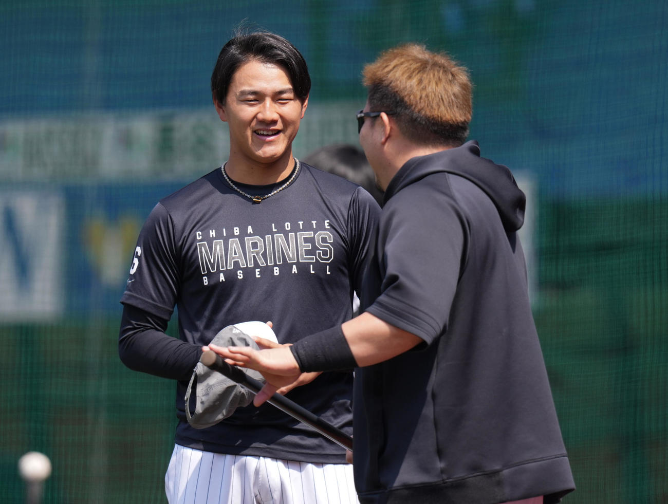 試合前練習でソフトバンク山川（右）の話を聞くロッテ西川（25年4月12日撮影）