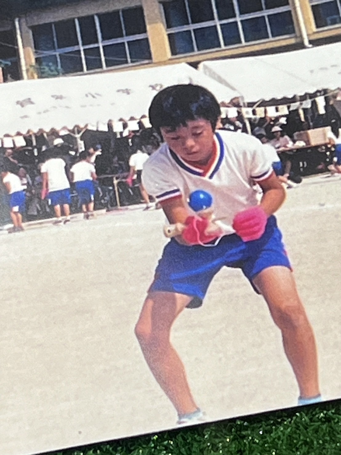 けん玉をしている川瀬の写真（撮影・梅根麻紀）