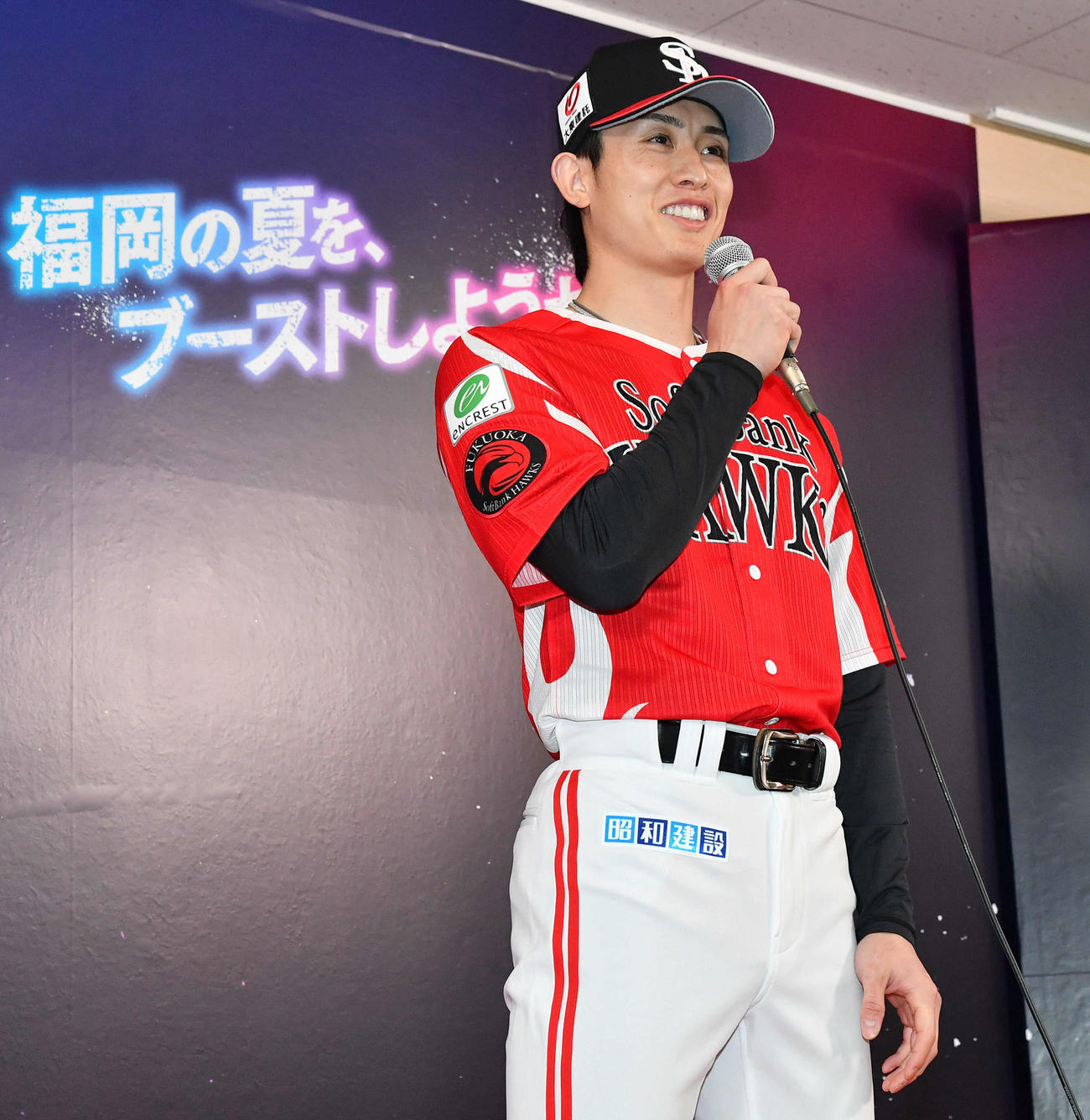 「鷹祭SUMMER BOOST2025」のユニホーム発表会見を行うソフトバンク周東（撮影・岩下翔太）