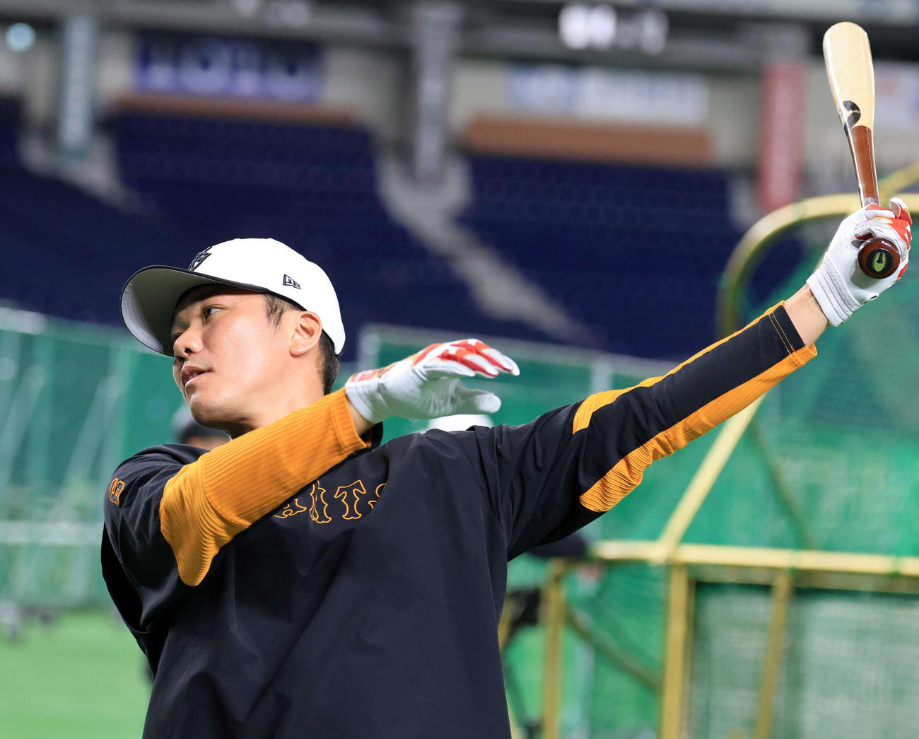 巨人対DeNA　試合前、ティー打撃する巨人坂本（撮影・浅見桂子）