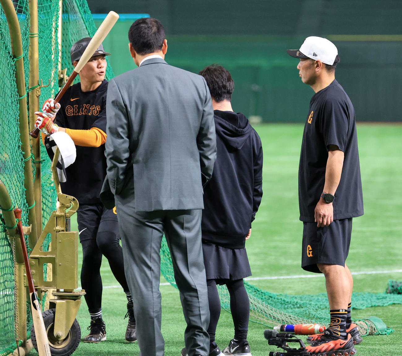 巨人対DeNA　試合前、巨人阿部監督〔右）から指導を受ける坂本（撮影・浅見桂子）