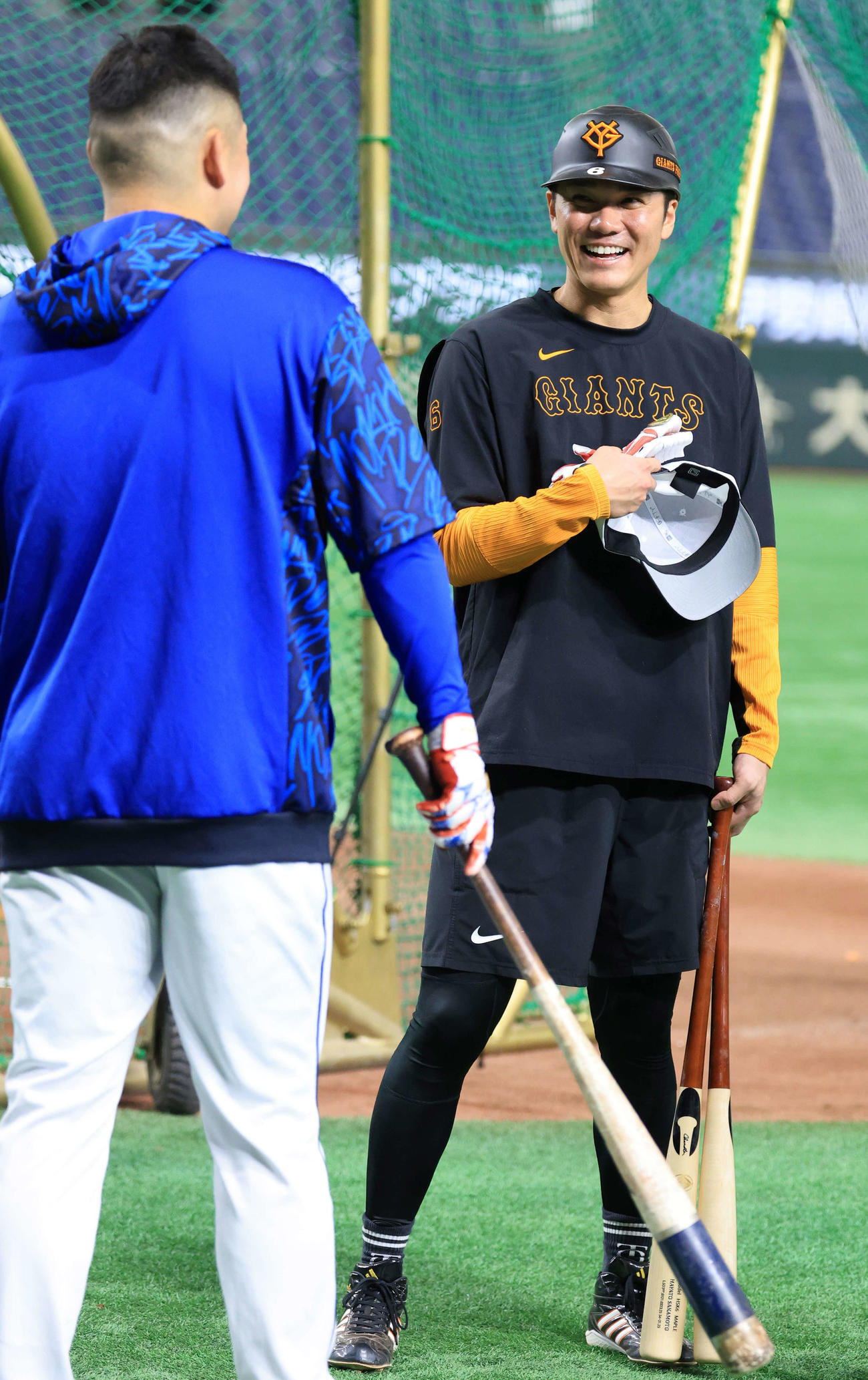 巨人対DeNA　試合前、巨人坂本（奥）はDeNA筒香と談笑する（撮影・浅見桂子）