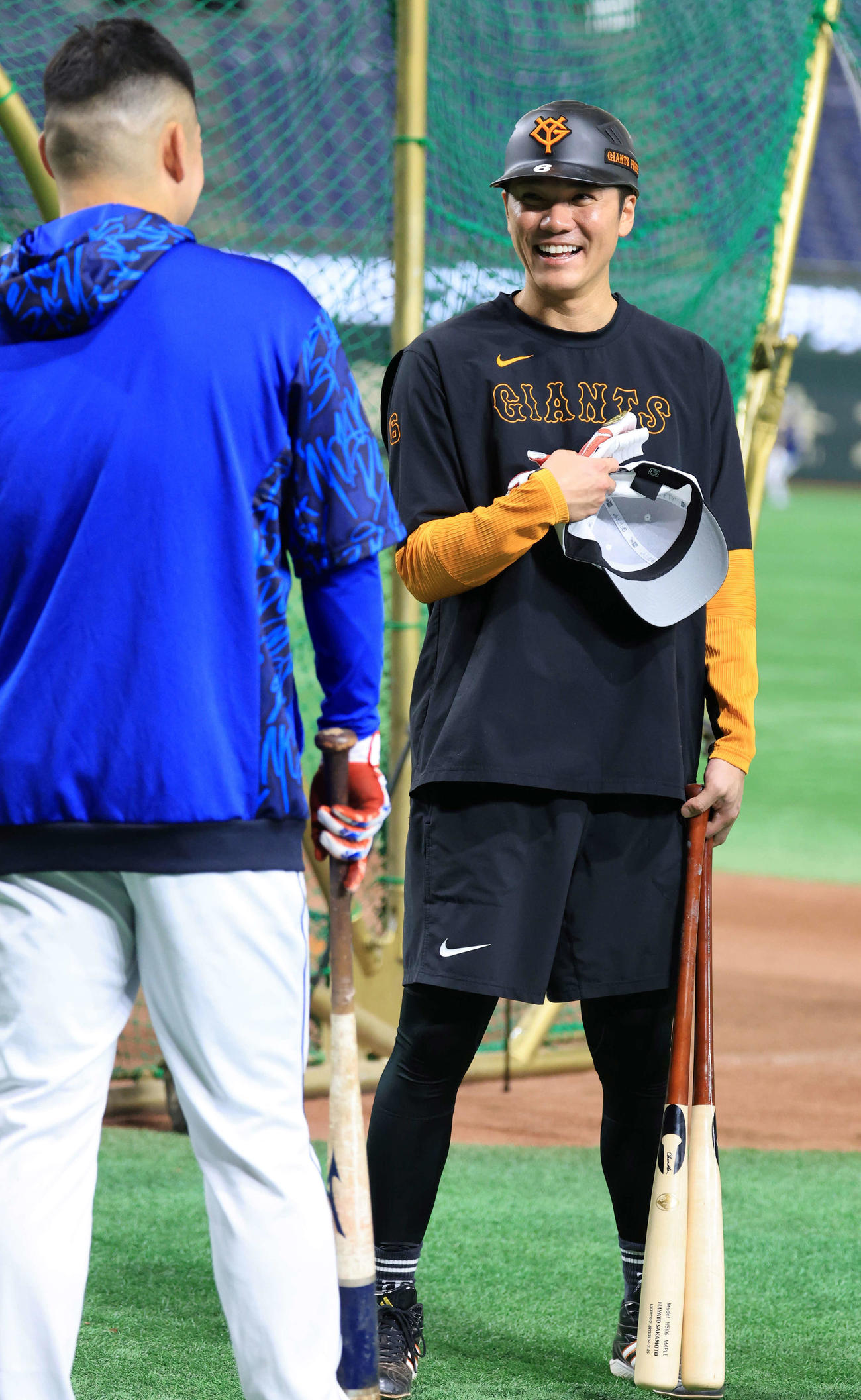 巨人対DeNA　試合前、巨人坂本（奥）はDeNA筒香と談笑する（撮影・浅見桂子）