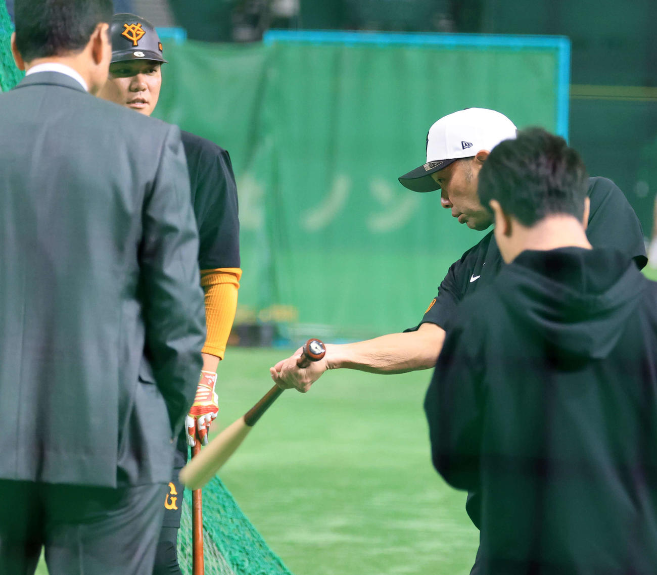 巨人対DeNA　試合前、巨人阿部監督〔右）から指導を受ける坂本（撮影・浅見桂子）