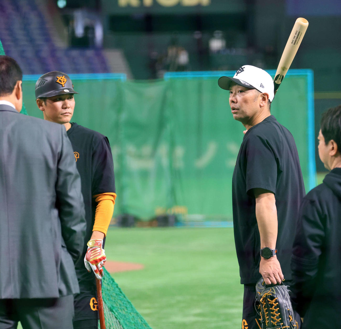 巨人対DeNA　試合前、巨人阿部監督〔右）から指導を受ける坂本（撮影・浅見桂子）