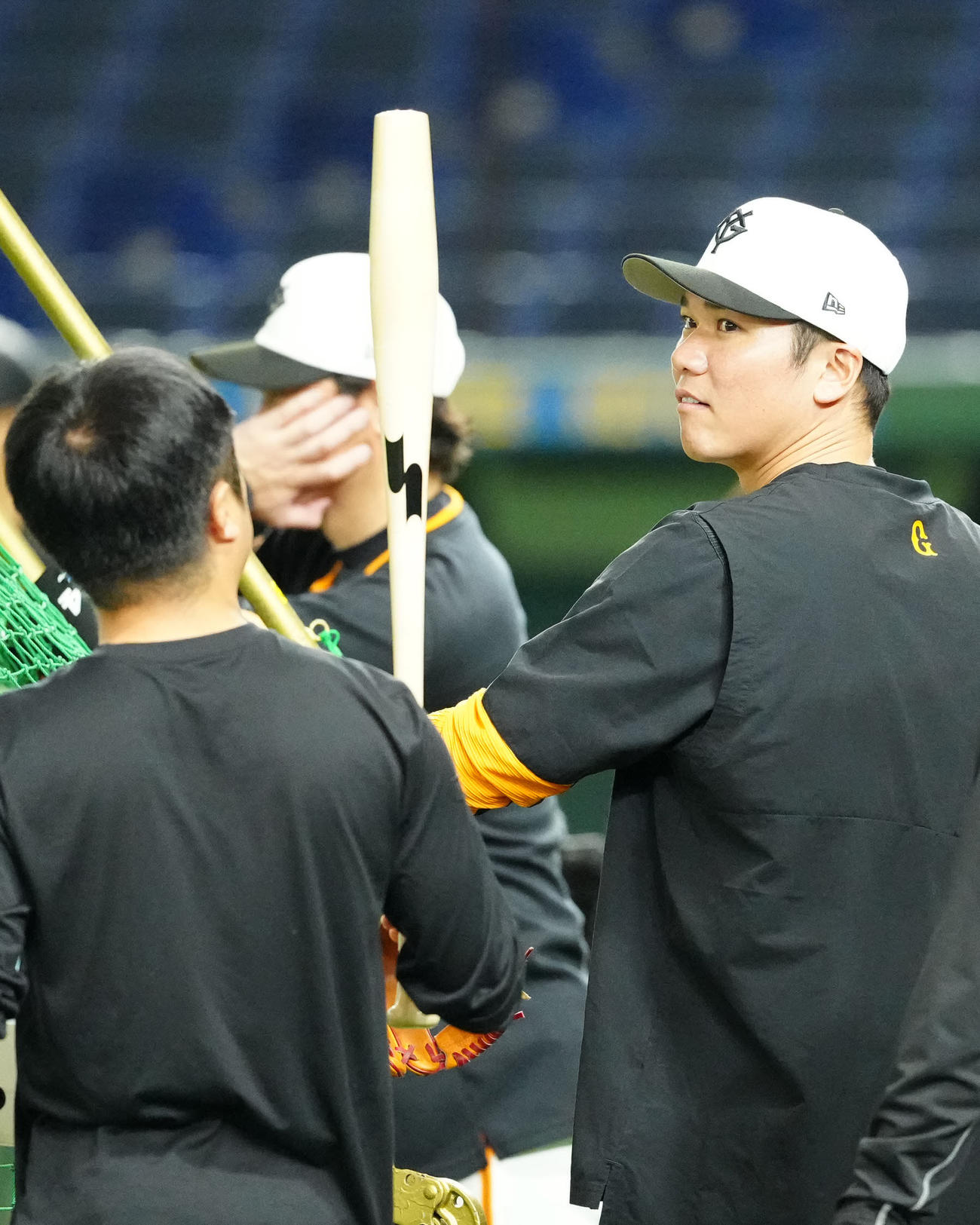 巨人対DeNA　試合前練習で魚雷バットを見つめる巨人坂本（撮影・江口和貴）