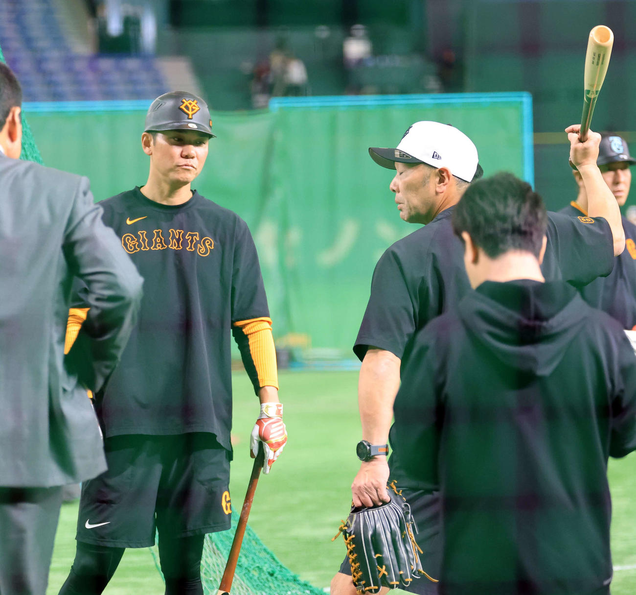 巨人対DeNA　試合前、巨人阿部監督〔右）から指導を受ける坂本（撮影・浅見桂子）