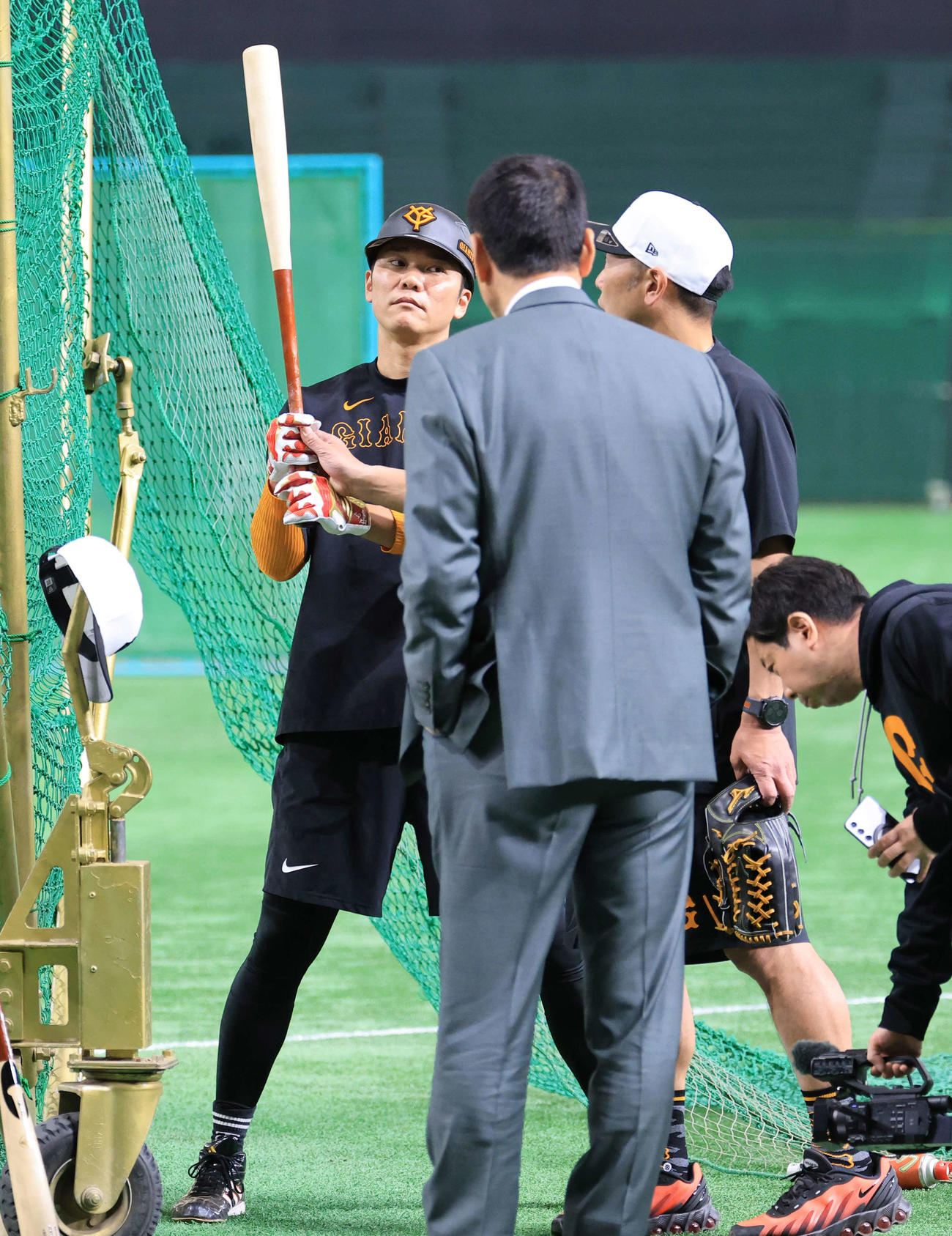 巨人対DeNA　試合前、巨人阿部監督〔右）から指導を受ける坂本（撮影・浅見桂子）