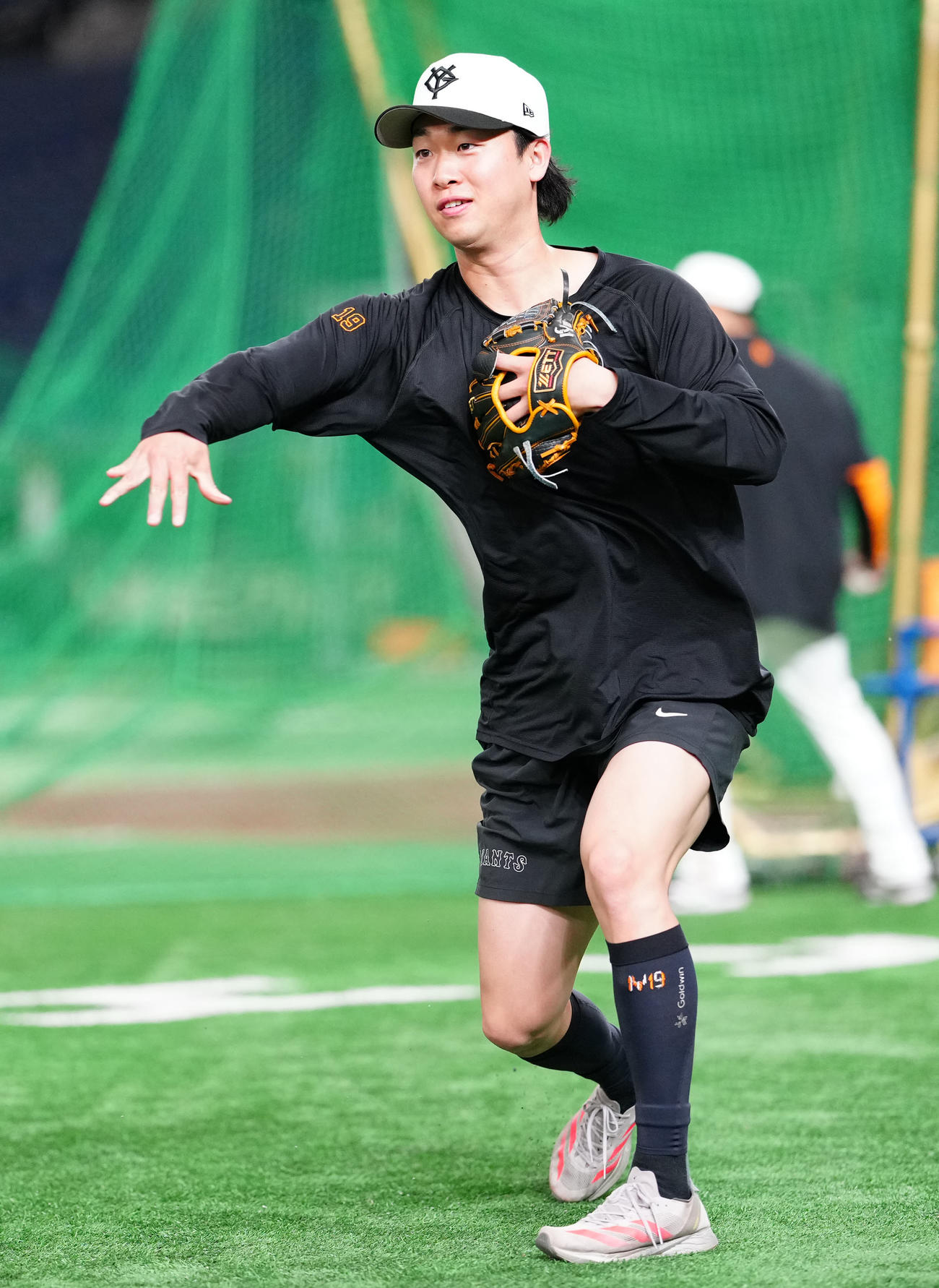 巨人対DeNA　試合前練習に臨む巨人山崎（撮影・江口和貴）