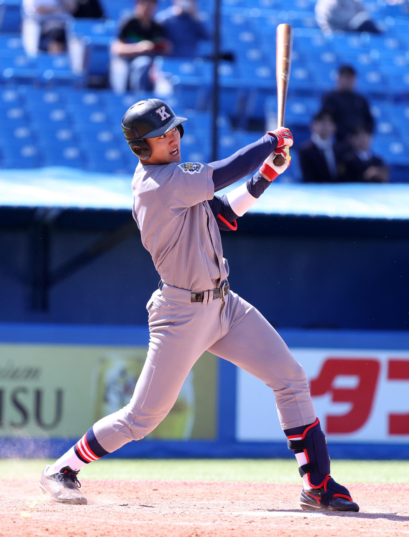 慶大対立大　5回表慶大1死、今泉は右越えに二塁打を放つ（撮影・柴田隆二）