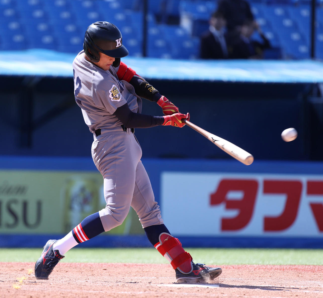 慶大対立大　5回表慶大1死二塁、渡辺憩は左翼線に適時二塁打を放つ（撮影・柴田隆二）